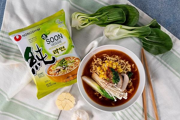 NONGSHIM GOURMET SOON VEGGIE RAMYUN VEGAN 4 PACK, MILD SPICY, DRIED VEGETABLE FLAKES, RAMYUN NOODLES WITH SOUP MIX