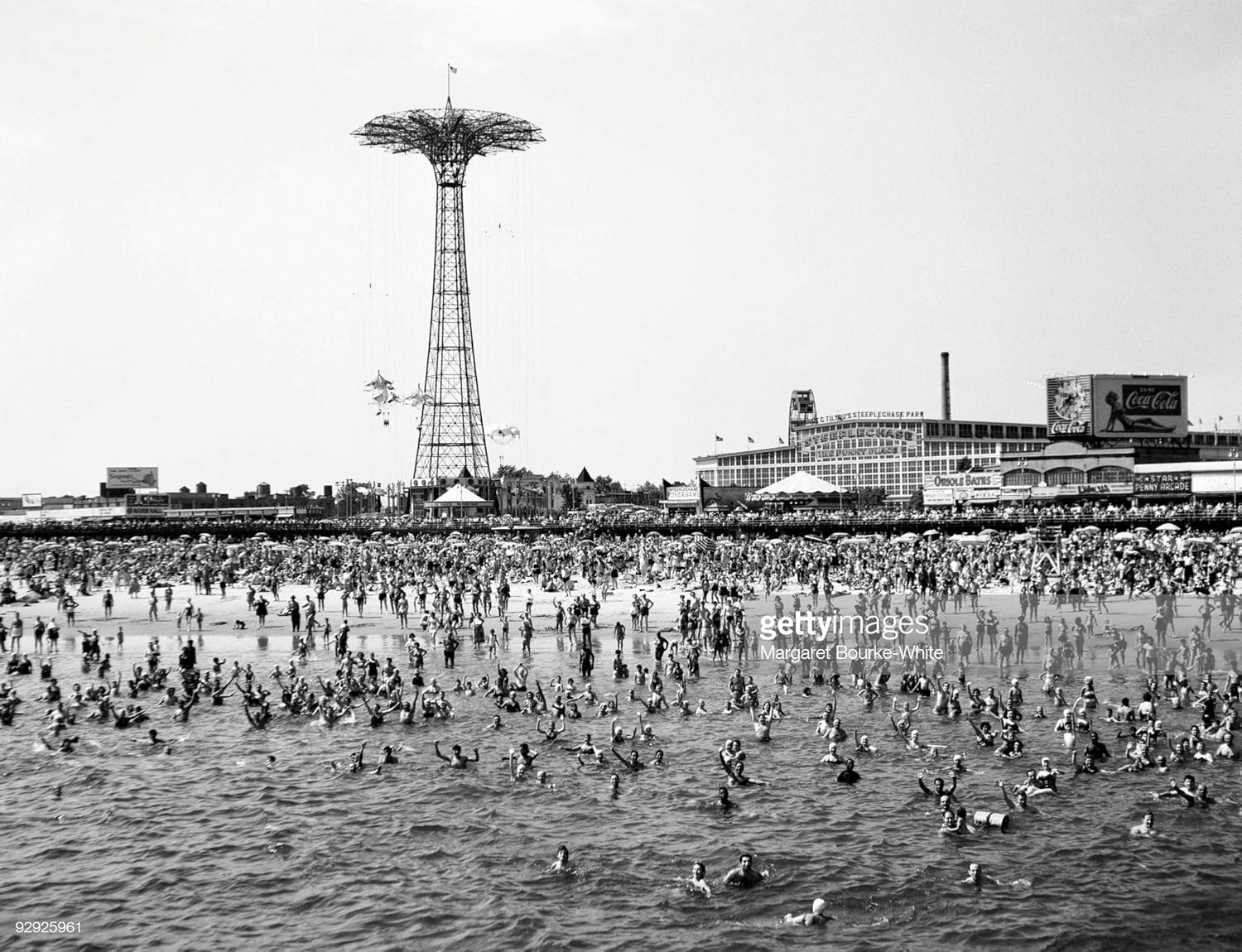 Amazon Getty Images Bathersによる写真 コニーアイランドビーチをお楽しみください パラシュートライドとスティープルチェイス パークはリアで見えます 27x22 アートフレーム ポスター オンライン通販