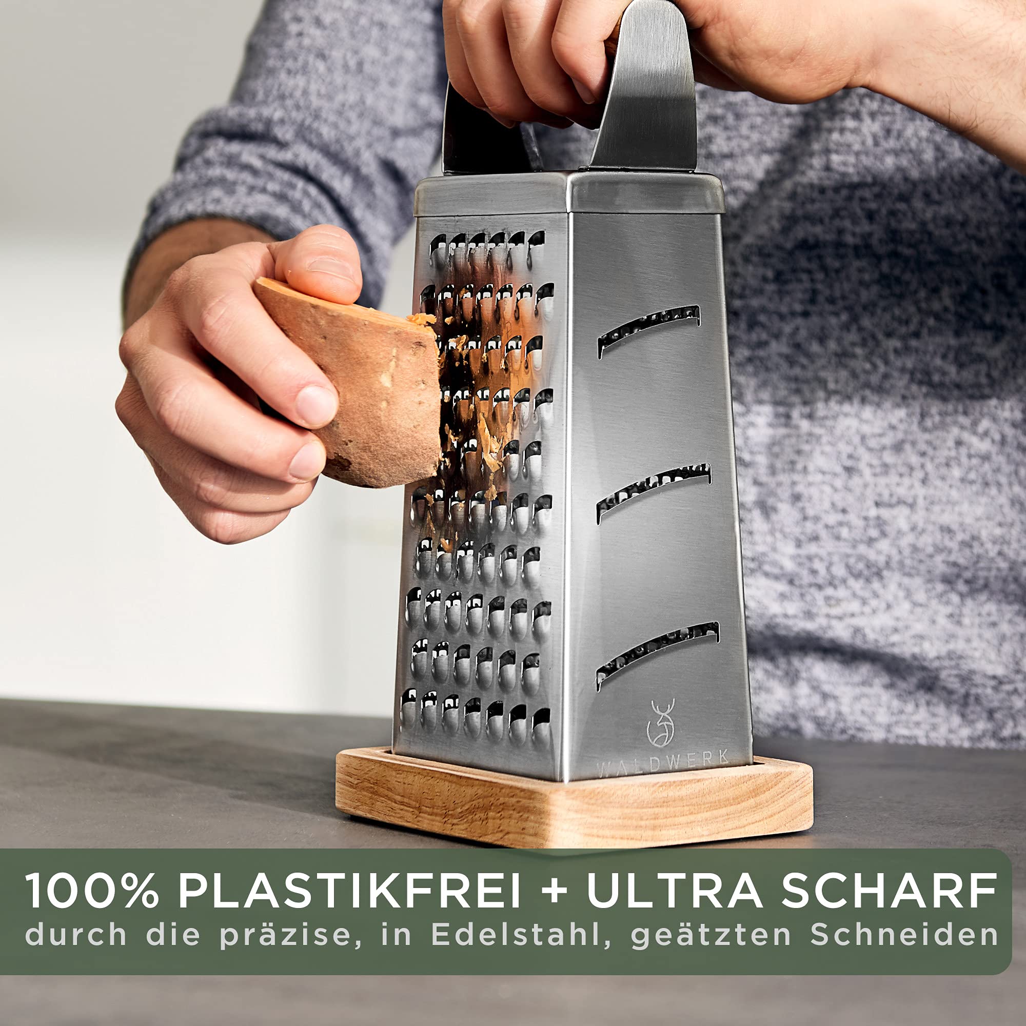 WALDWERK Design Reibe (24,5x10,5cm) - Gemüsehobel aus Edelstahl mit geätzten Schneiden - Käsereibe mit Auffangbrett aus Echtholz - Plastikfreie Küchenreibe 3