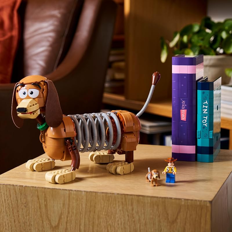 ǀ Disney et Pixar Serre-Livres Zigzag de Toy Story - Set de Construction pour Adulte - Décoration Book Nook pour Étagère - Minifigurine de Woody & Figurine du Chien - Cadeau pour Fans 43301