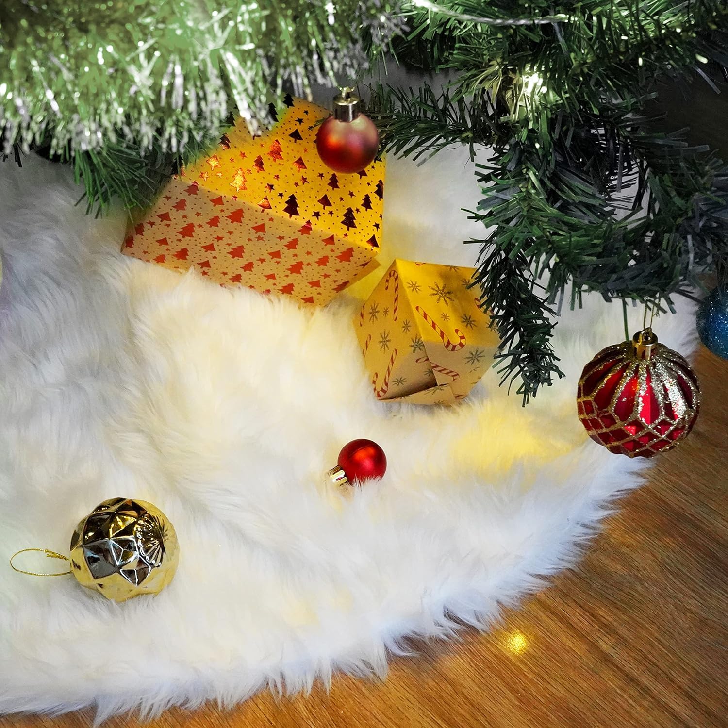 Christmas Tree Skirt, JingZhouYang 47.5"/122cm White Soft Faux Fur Xmas Tree Mat Skirts For Xmas Party And New Year Party Decor
