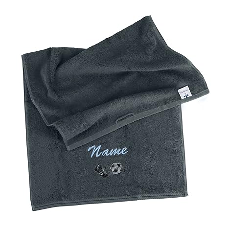 Herz & Heim® graues Handtuch mit Stick des Namens - Motiv Fußball - 500 g/m² in verschiedenen Größen 50 x 100 cm