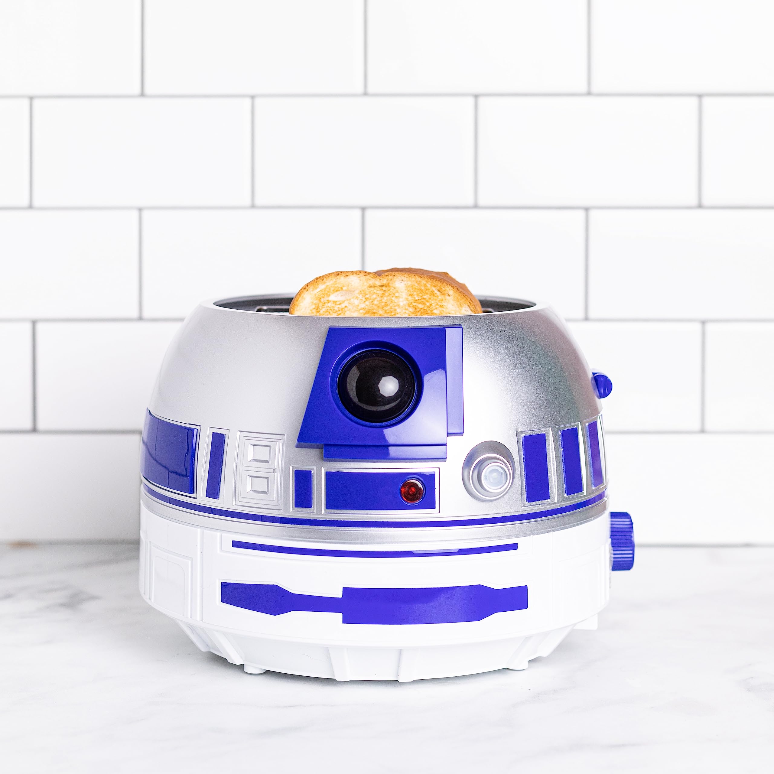Tostadora de lujo Star Wars R2D2 de Uncanny Brands: se ilumina y suena como Artoo