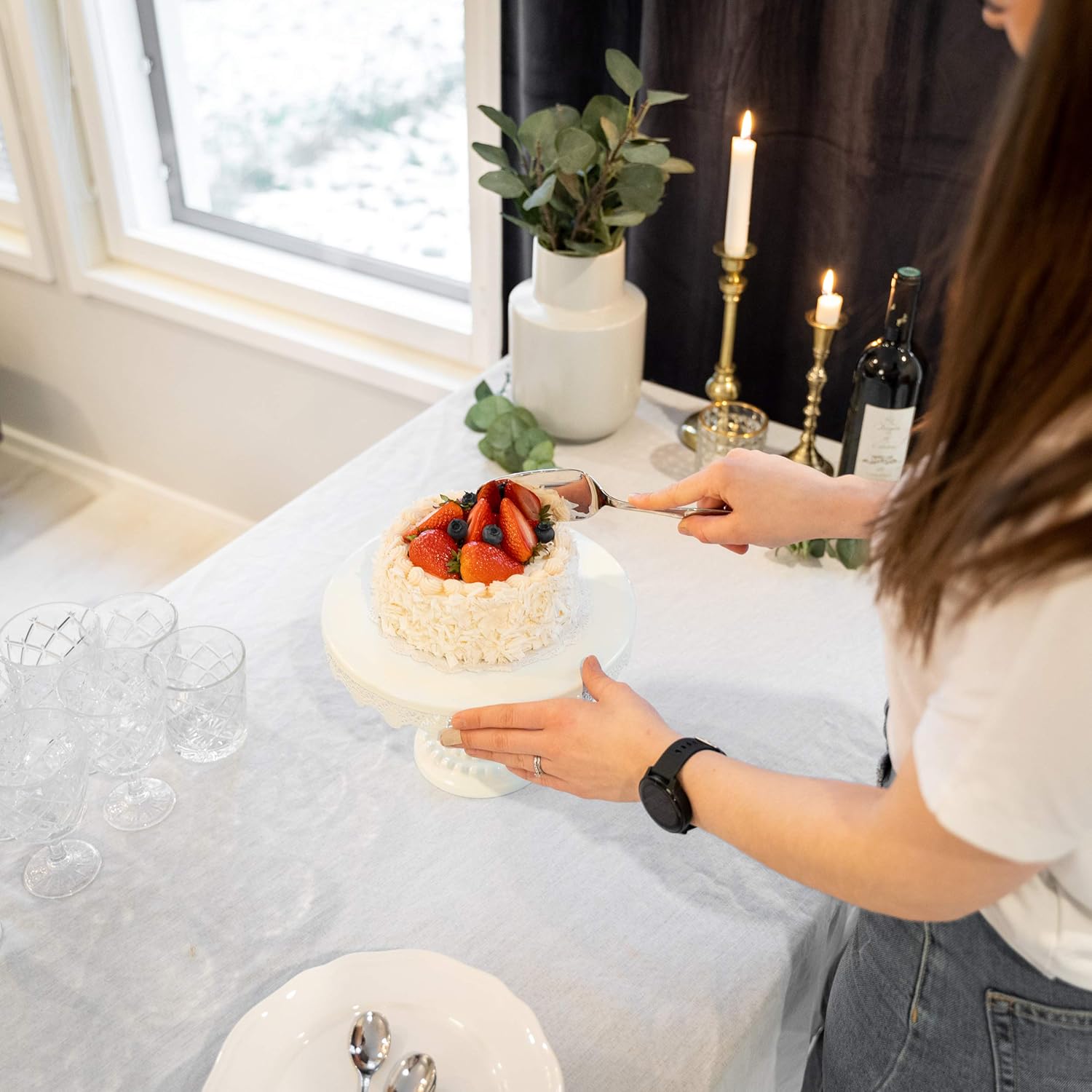 Scott's Bakery Antique Round Metal Cake Stand | Cupcake Display/Holder with Beautiful Design | Perfect for Weddings, Tea Parties, Birthday Parties and Celebrations | 10 Inch White |: Kitchen & Dining