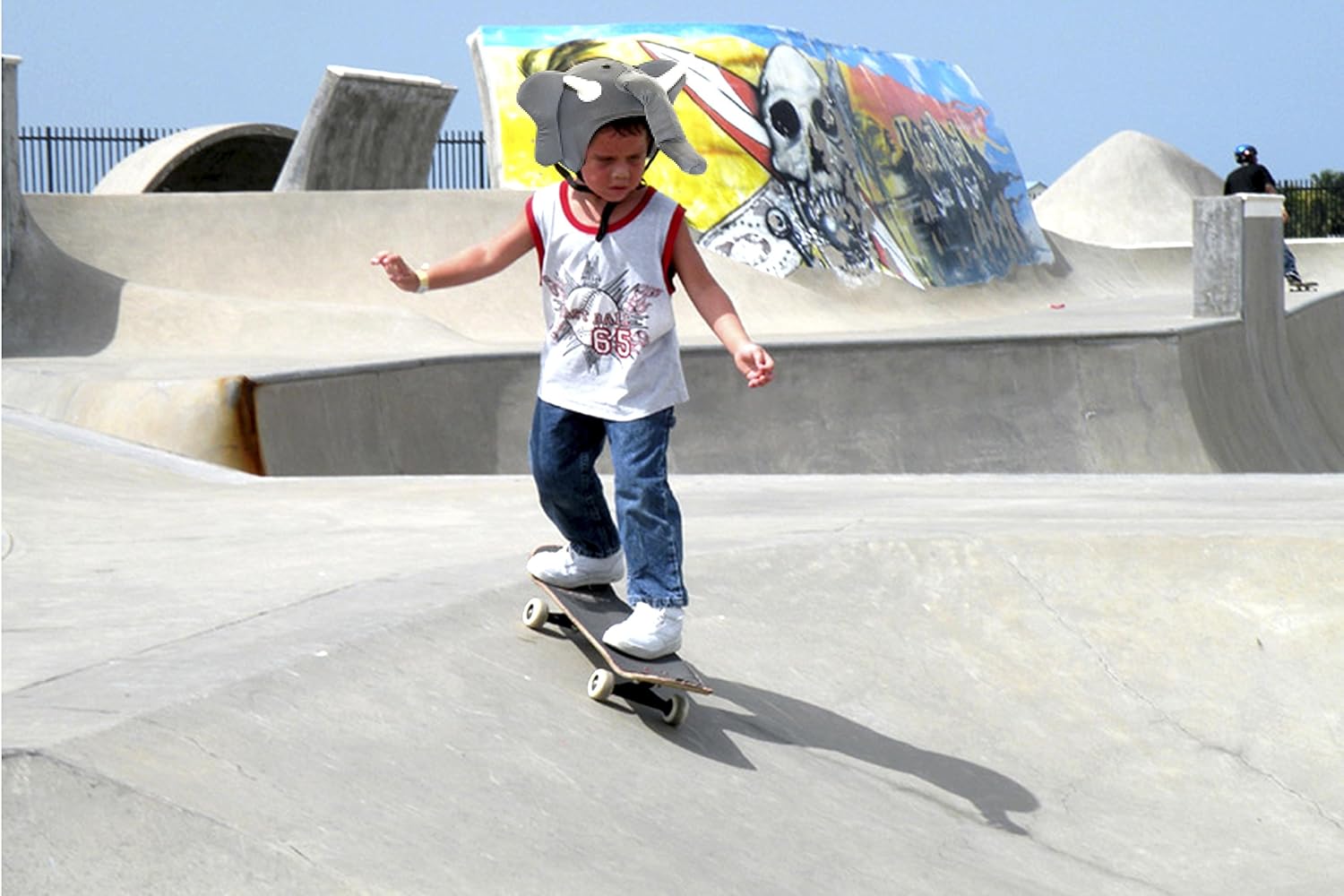 Кататься на скейте. Подросток на скейтборде. Мальчик на скейте. Мальчик на скейтборде. Кататься на скейтборде.