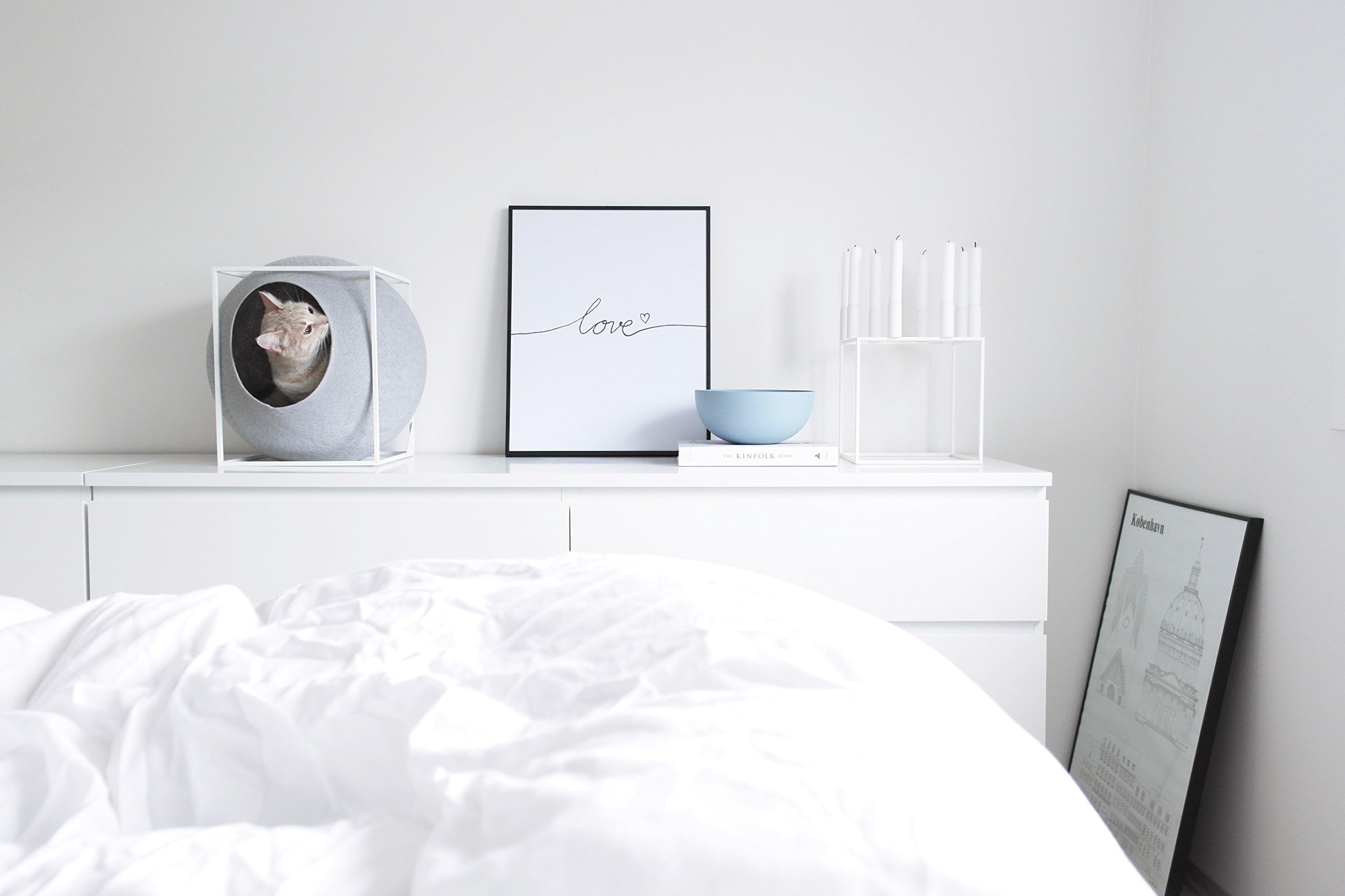 Meyou Paris - the CUBE, bed, cozy shelter and claw sharpener - Light grey cocoon / camel pillow / white metal frame