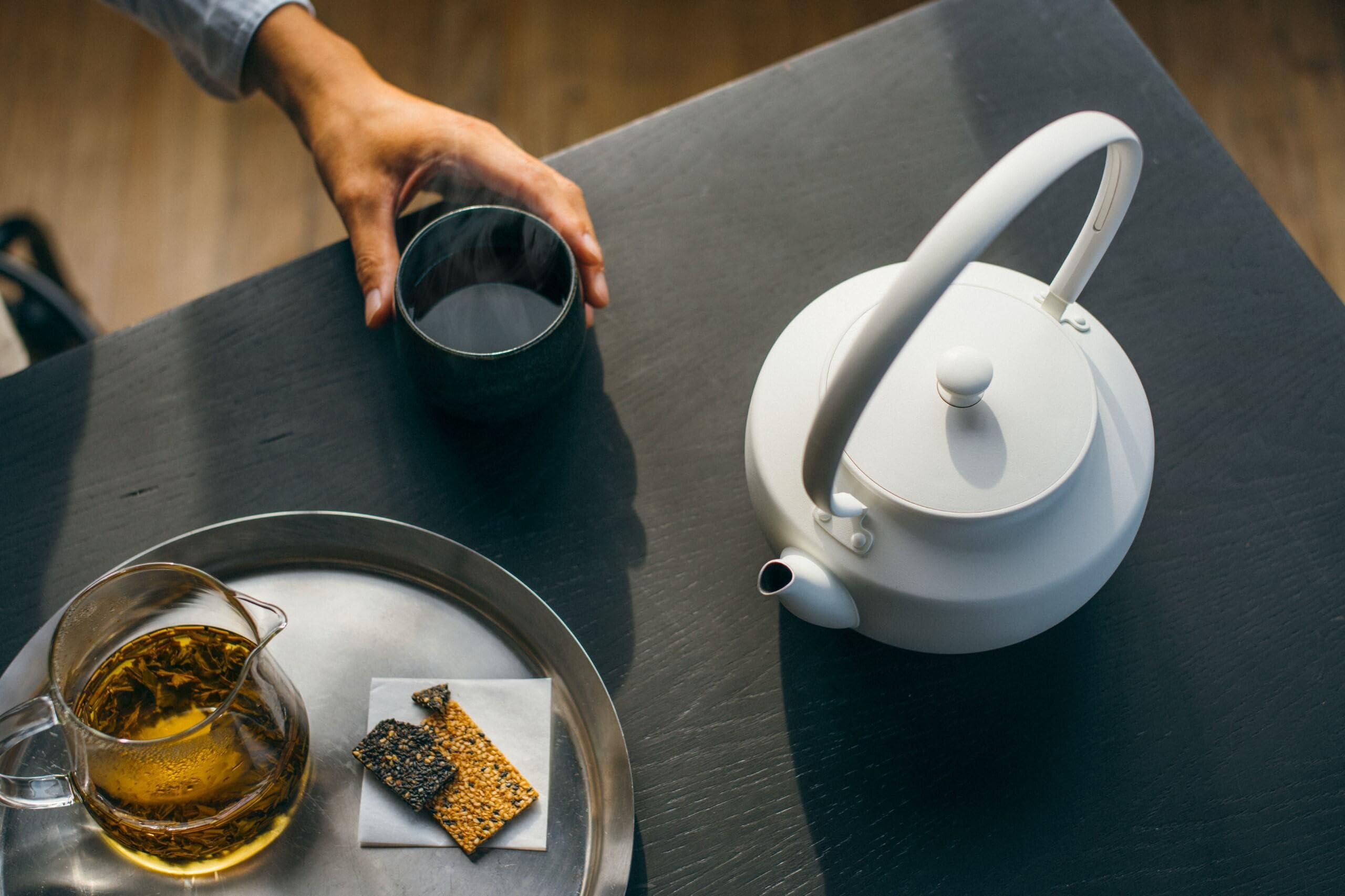 Balmuda MoonHervidor | Hervidor eléctrico con control de temperatura (122°F - 212°F) | MANTENGA Y MANTENGA CALIENTE | 900 ml (30 onzas líquidas) | Luz y sonido ambiental relajantes | Boquilla de vertido de precisión | Blanco