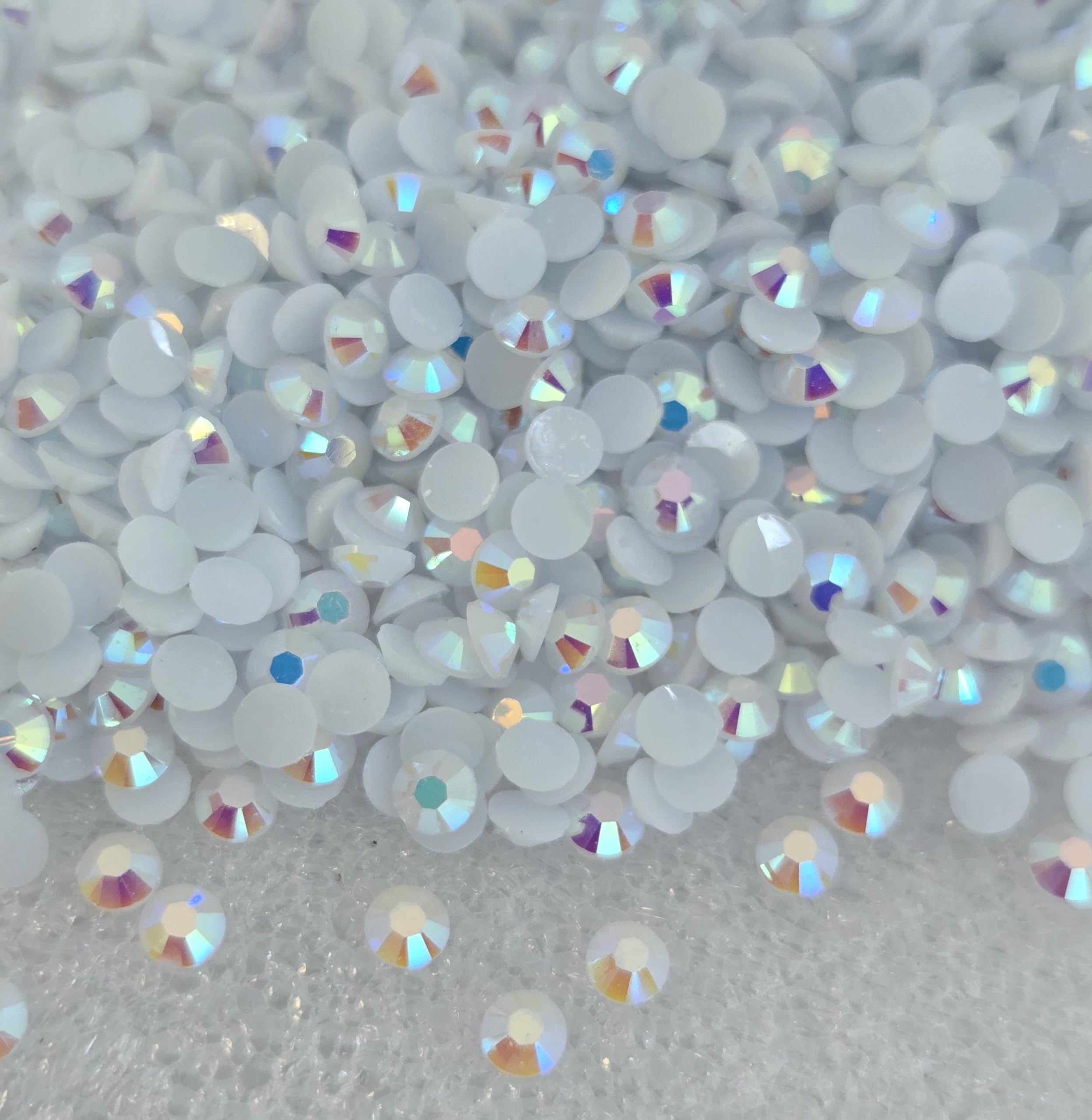MajorCrafts 2000pcs 5mm ss20 Jelly AB Flat Back Round 14 Facets Resin Rhinestones Arts and Crafts Embellishment Gems (White AB C61) — image 1