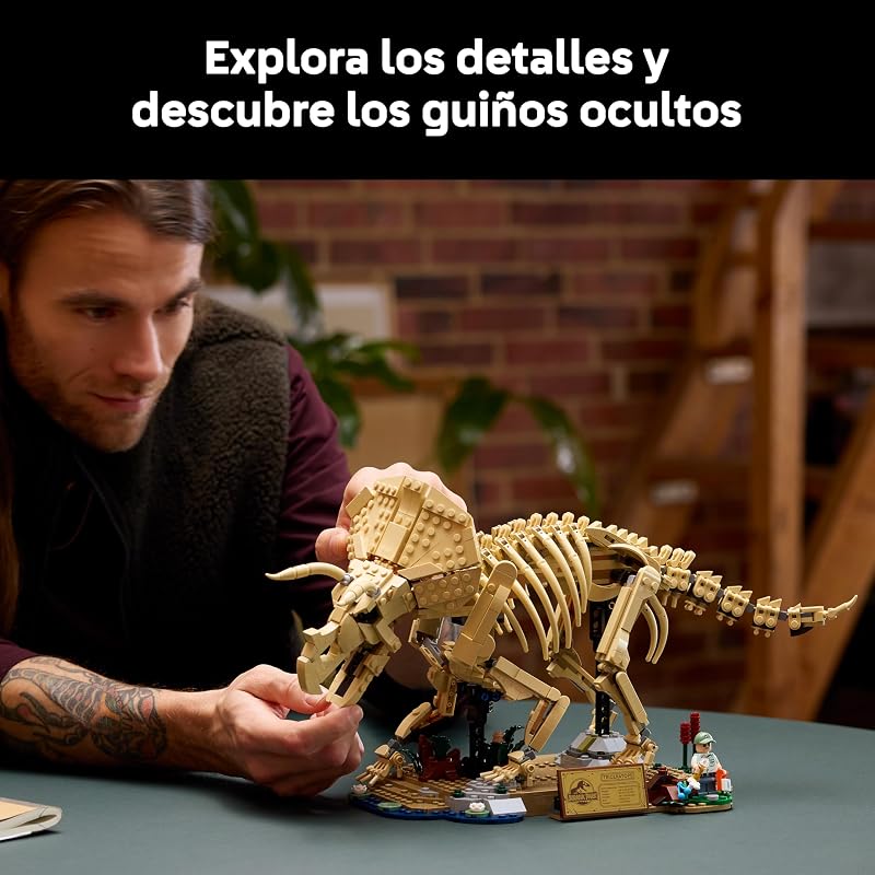 Jurassic World Fósiles de Dinosaurio: Triceratops - Kit de Maquetas para Adultos con Minifigura de Dr. Gerry Harding - Decoración para la Estantería - Regalo Fans de Parque Jurásico - 77985