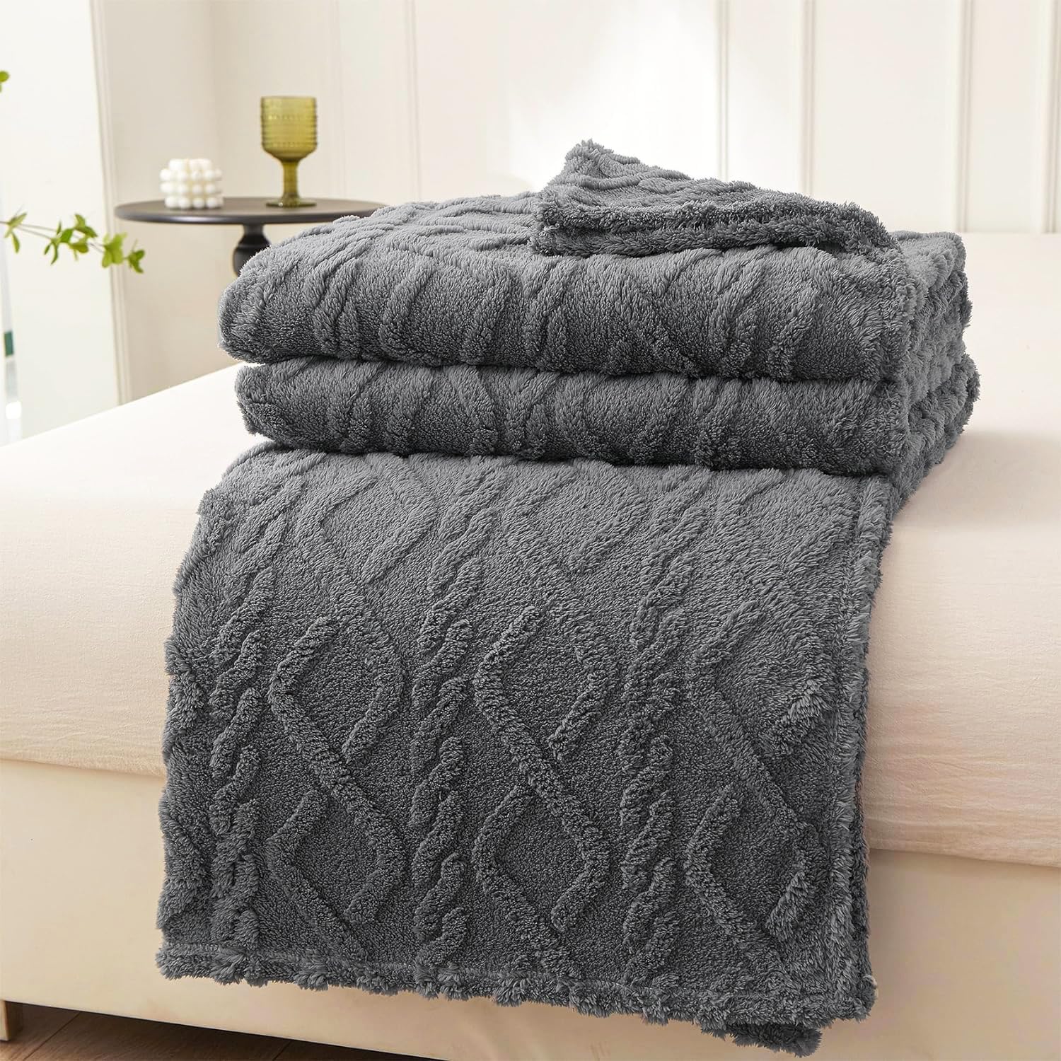 VANJOROY Fleece Blanket Large Throw for Sofa and Bed,400 GSM Lightweight Blanket, 100% Microfiber Fuzzy Soft Warm Cozy Fluffy Wool Throw for Bed,Couch,Travel.. (Dark Grey, 200×230cm)