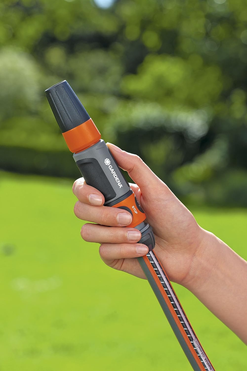 Gardena Stop 'n' Spray Set for 13 mm (1/2 inch) and 15 mm (5/8 inch) hoses: Cleaning spray nozzle Set including a water stop for a quick connection change (18288-20) - Image 4