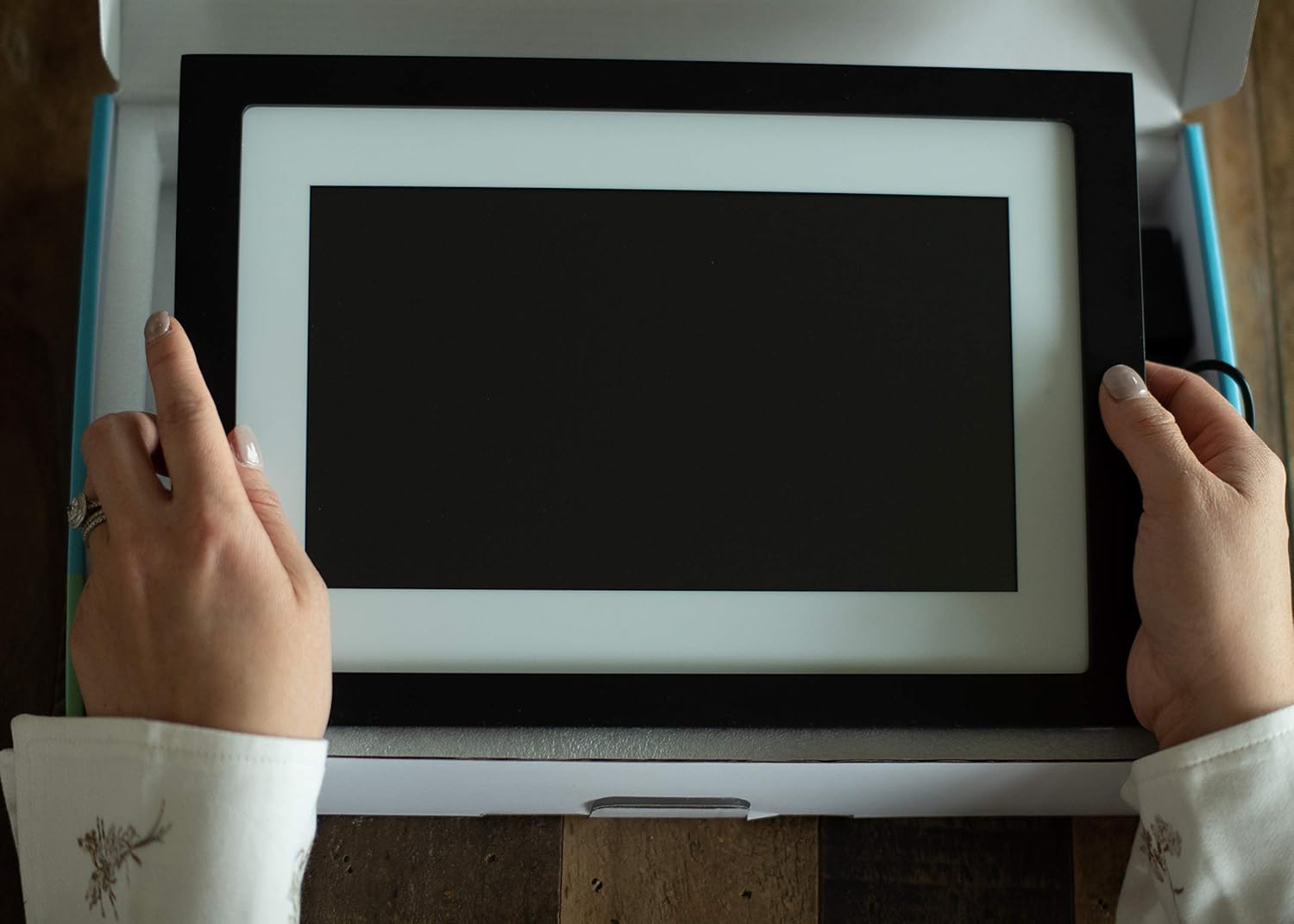 Skylight Frame: 10 inch WiFi Digital Picture Frame, Email Photos from Anywhere, Touch Screen Display : Camera & Photo