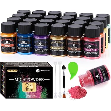 Polvo cosmético beige esparcido sobre fondo blanco concepto de producto de belleza estética