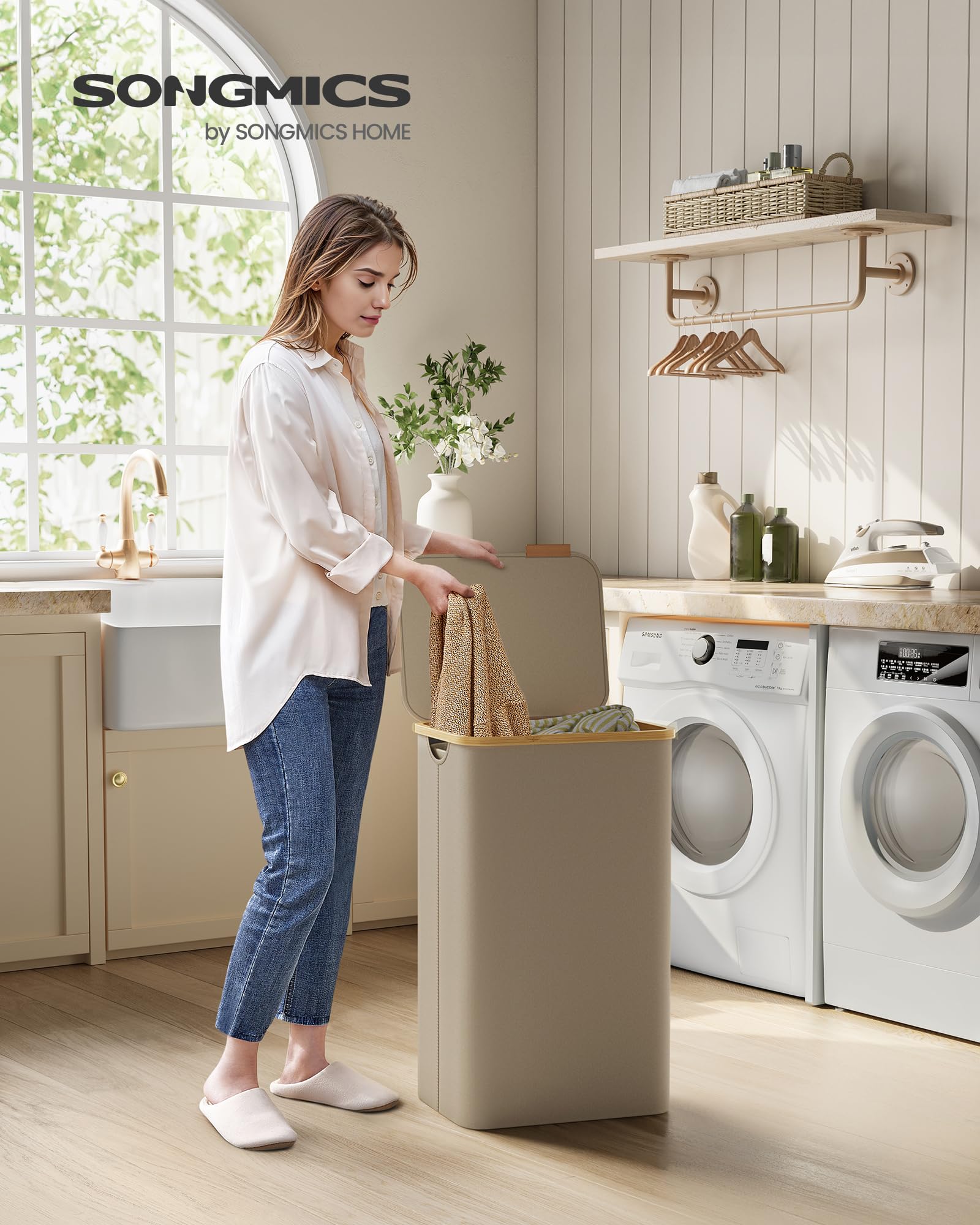 SONGMICS Wäschekorb mit Deckel, Wäschesammler 90 L, herausnehmbarer Wäschesack, Oxford-Gewebe, Griffe aus Bambus, zusammenklappbar, 42 x 32 x 70,5 cm, kamelbraun LCB509N01V1 2