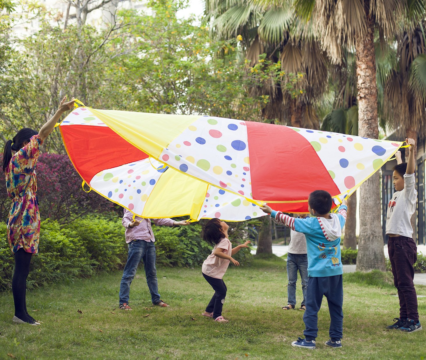 Kids Parachute Game, HUICHUNAG Sports Parachute Indoor&Outdoor 10\' Feet Polka Dot Parachute with 12 Handles(10 feet, Polka Dot)