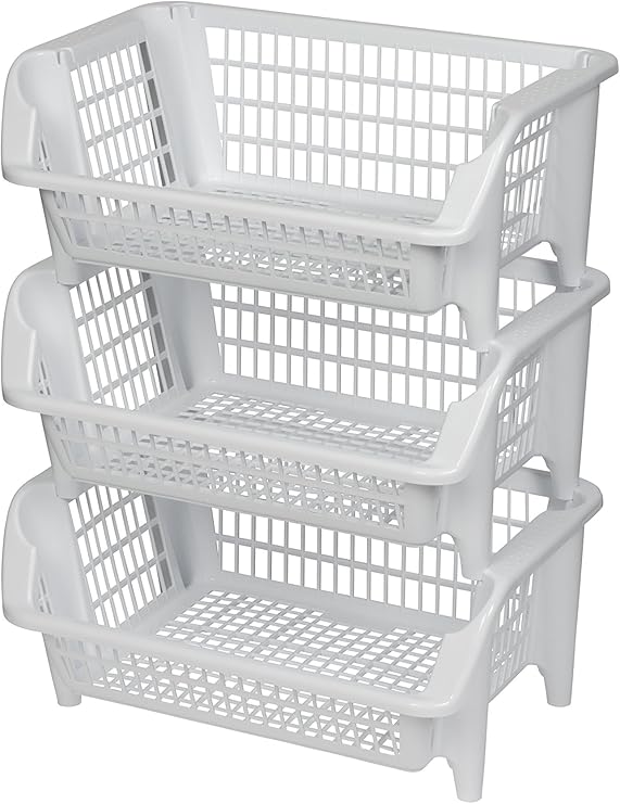 Estantería compuesto de tres cestas apilables de plástico en color