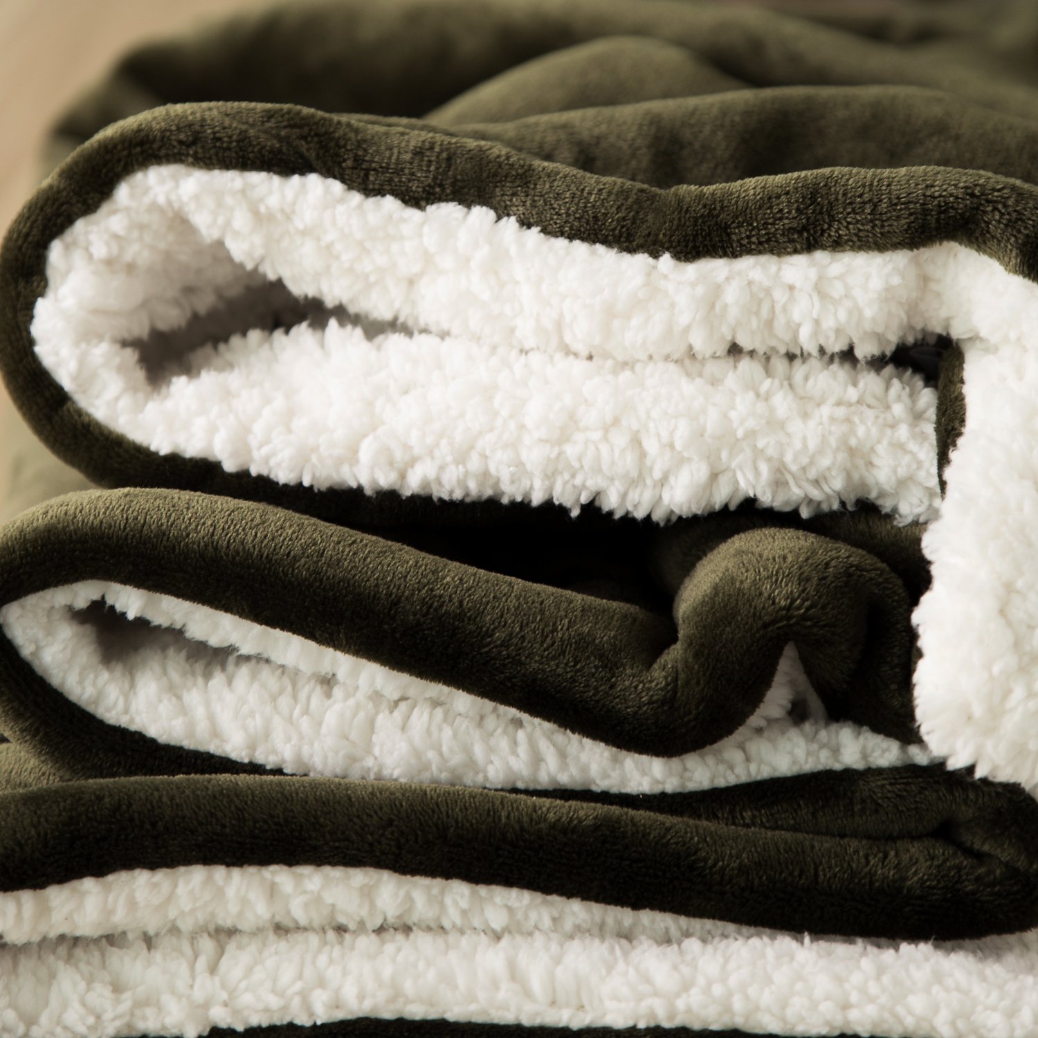 Flauschige Decke Olivgrün 150x200cm Kuscheldecke mit super weiche Lammfell, Zweiseitige flauschige Sofadecke, Leichte Mikrofaser Fleece Decke Überwurf für Sofa und Couch von Bedsure