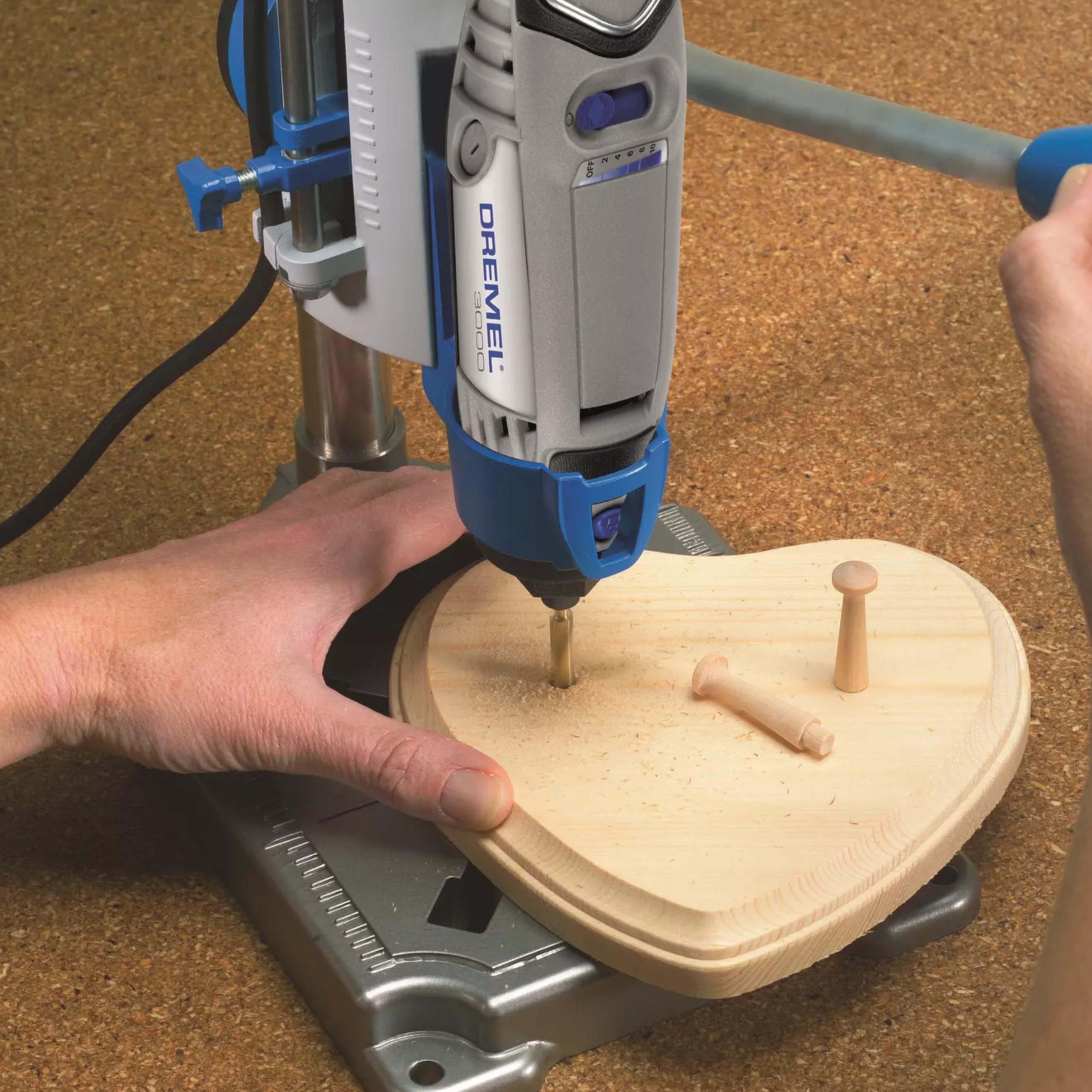 Dremel 220 Bohr-und Werkzeugständer für Multifunktionswerkzeug Stationäre Arbeite Vertikal oder im Winkel Bohren, Einstellbar in 15-Grad-Schritten, Integrierter Teleskop-Werkzeugständer 3