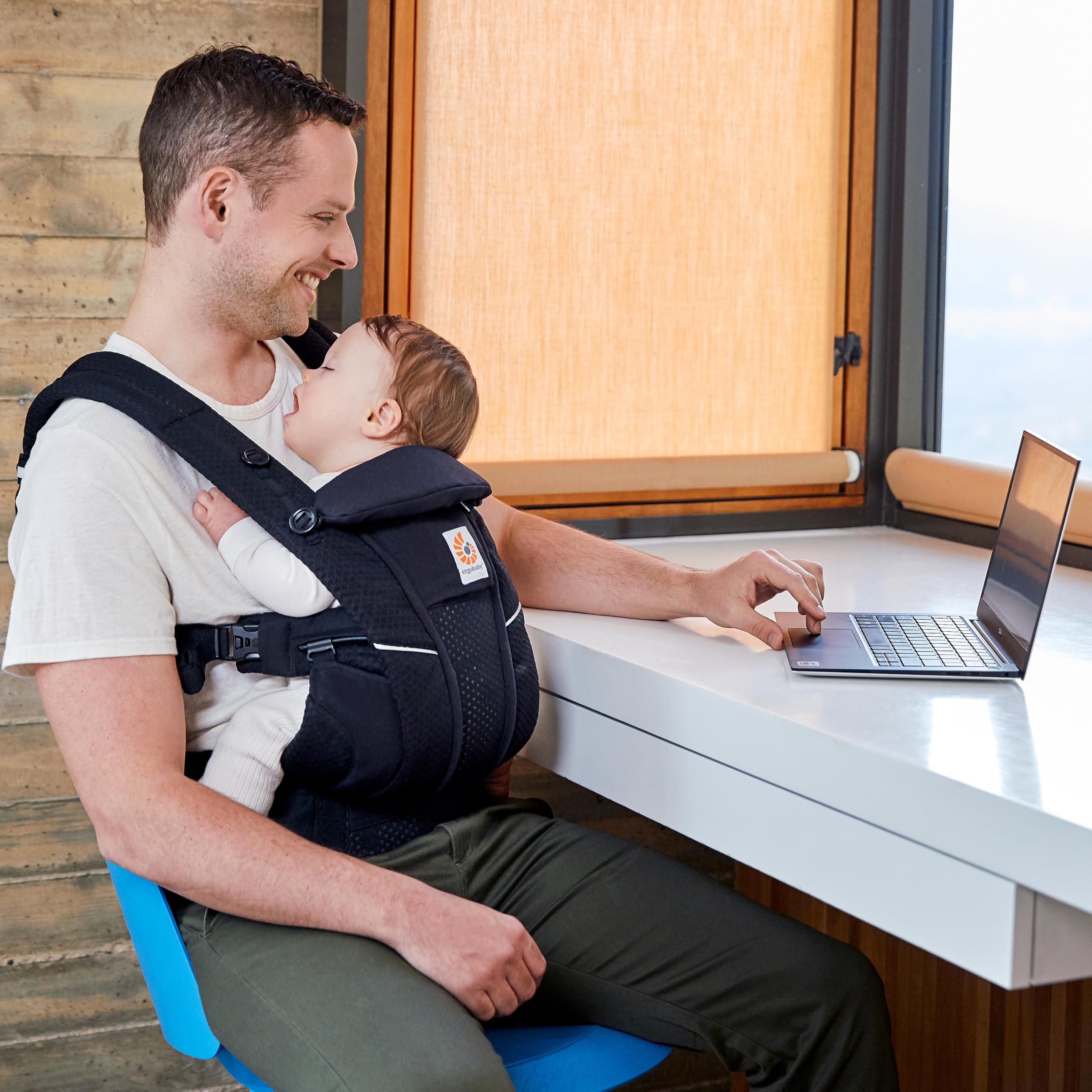 Ergobaby Omni Breeze Babytrage für Neugeborene ab Geburt bis 20kg, 4 Positionen SoftFlex Mesh Ergonomische Babybauchtrage Rückentrage Baby-Tragetasche, Onyx Black 9
