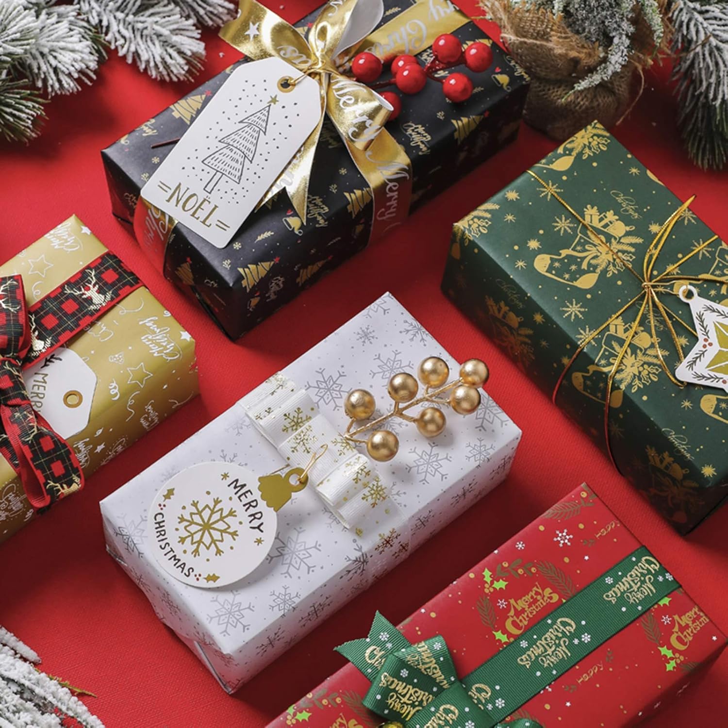 Amazon Co Jp クリスマスラッピングペーパーセット 2枚のクリスマスギフト ラッピングペーパー 1つのロールリボンと2つのハングタグまたはベルを含む クリスマスギフトパック Diyクラフト用 B ホーム キッチン