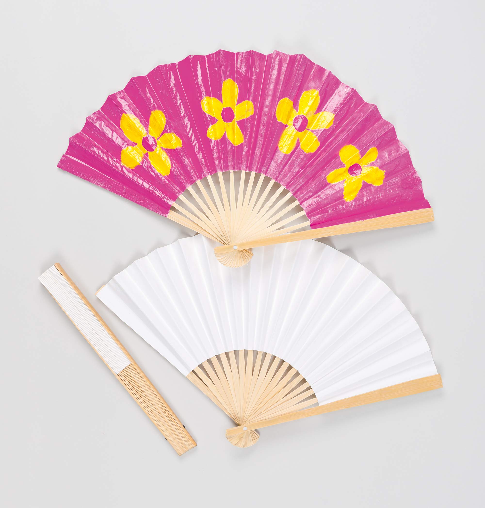 Baker Ross E8858 Design Your Own Paper Fans, For Kids To Paint, Decorate and Personalise for Arts and Crafts activities (Pack of 4)