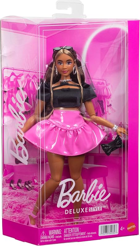 Boneca Deluxe Style nº 16 com saia Barbiecore em vinil cor-de-rosa