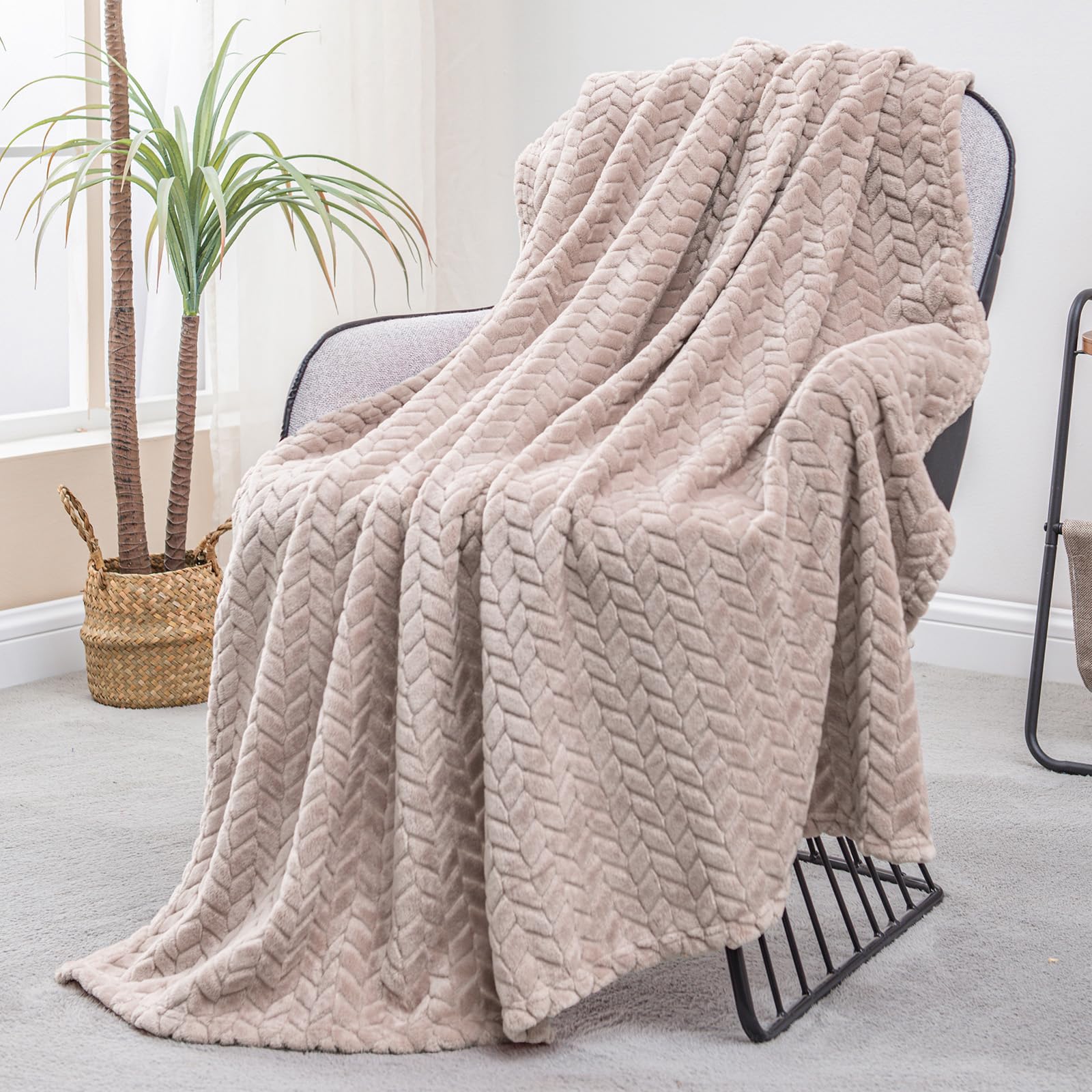 Exclusivo Mezcla Fleece Throw Blanket for Sofa and Bed, 127x178 CM Soft Cozy Jacquard Flannel Blankets, Lightweight Fuzzy Plush Warm Throws for All Seasons, Camel — image 1