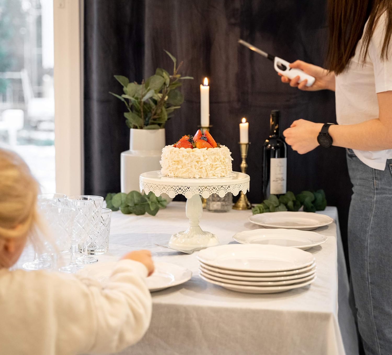 Scott's Bakery Antique Round Metal Cake Stand | Cupcake Display/Holder with Beautiful Design | Perfect for Weddings, Tea Parties, Birthday Parties and Celebrations | 10 Inch White |: Kitchen & Dining