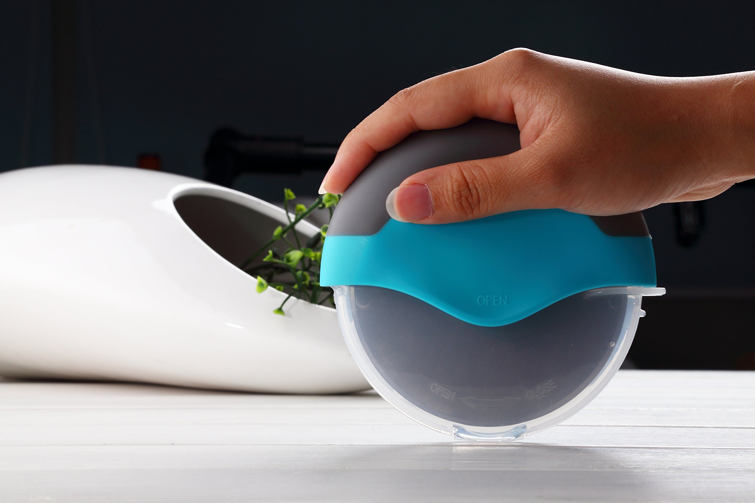 Kitchy Pizza Cutter Wheel with Protective Blade Guard, Super Sharp and Easy To Clean Slicer