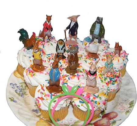 Amazon 有名な本 ピーターラビット デラックスケーキトッパー カップケーキデコレーションセット フィギュアとおもちゃのバニーブレスレット付き 人気のピーターラビットキャラクターのすべてが特徴 おもちゃ おもちゃ