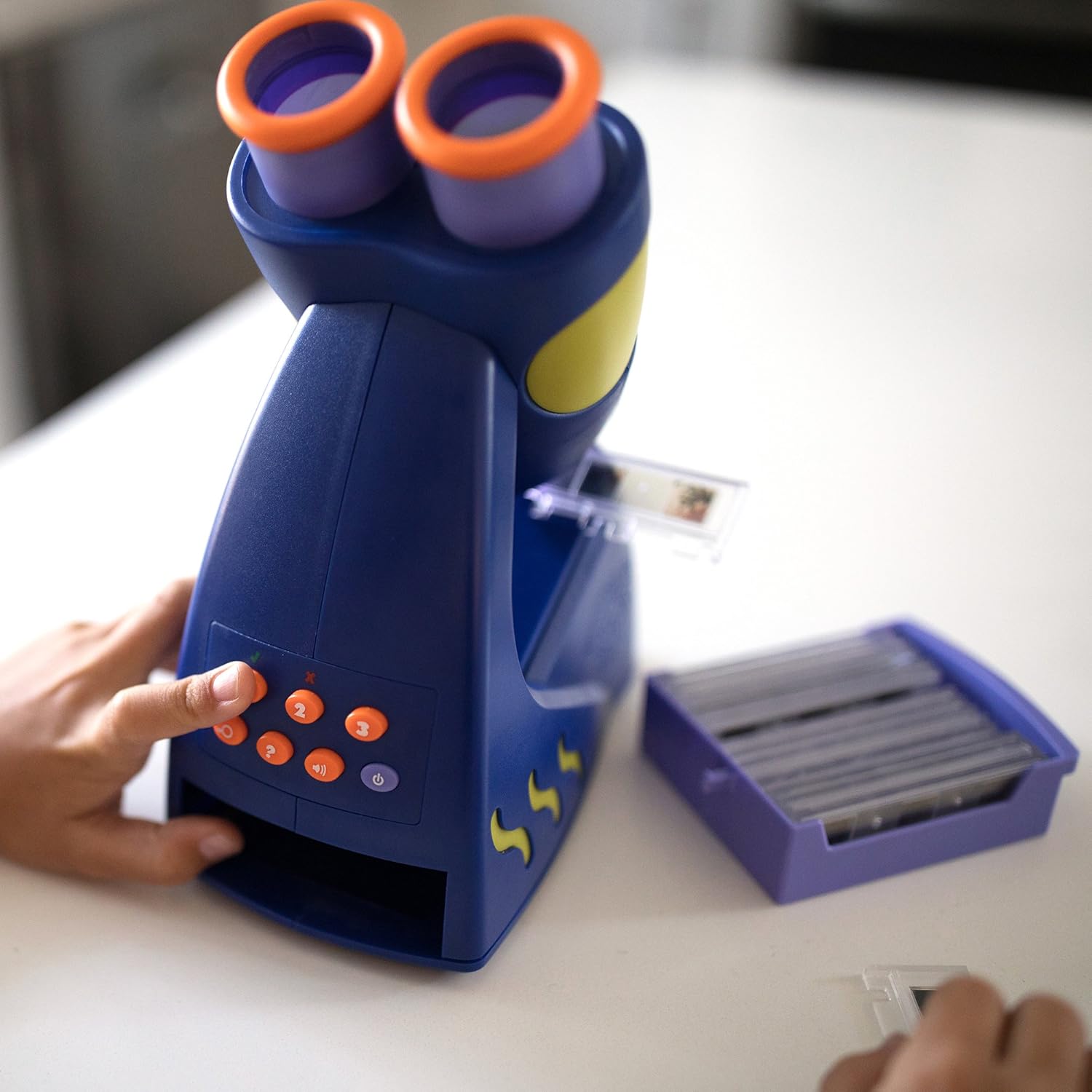 Educational Insights GeoSafari Jr. Talking Microscope, Featuring Bindi Irwin, Microscope for Kids, STEM & Science Toy, Interactive Learning, Ages 4+: Toys & Games