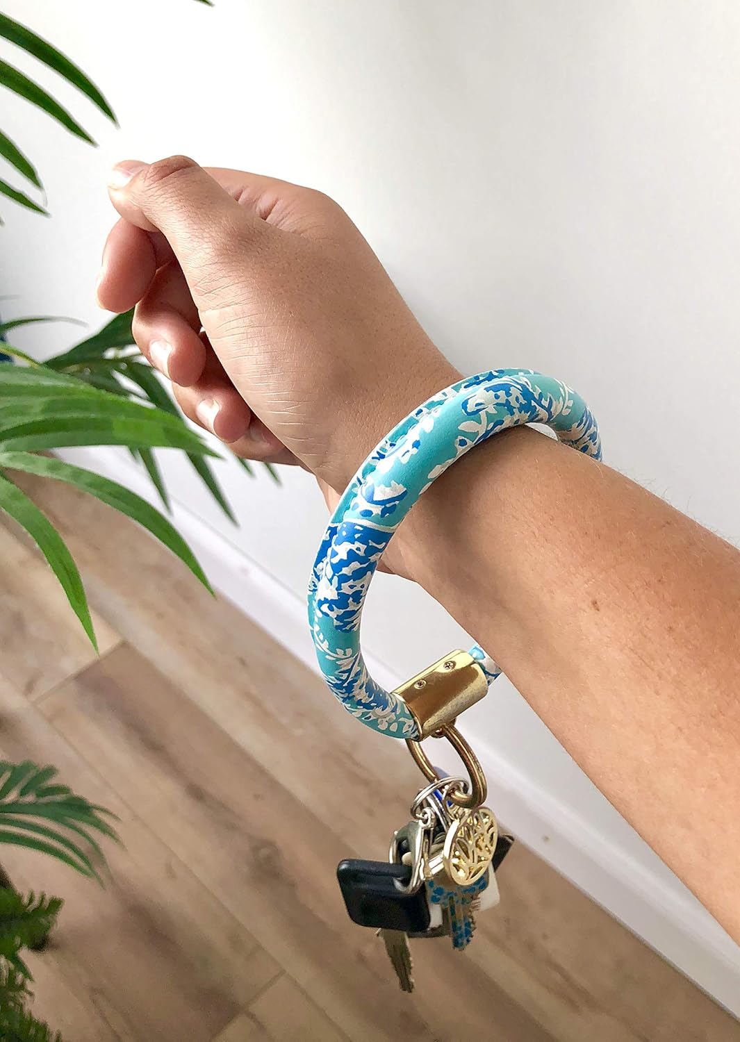 Lilly Pulitzer Round Keychain Turtley Awesome One Size: Shoes