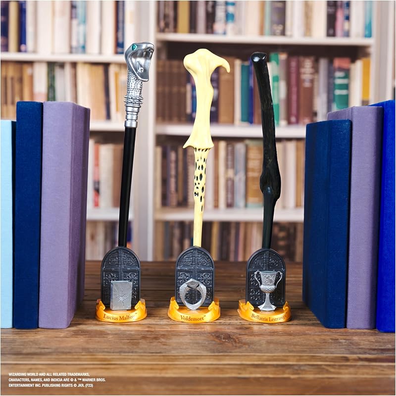 Harry Potter, Bacchetta Magica di Lord Voldemort in plastica con Supporto Hogwarts, Circa 30 cm, Giocattolo per Bambini dai 14 Anni in su, Articolo per Fan