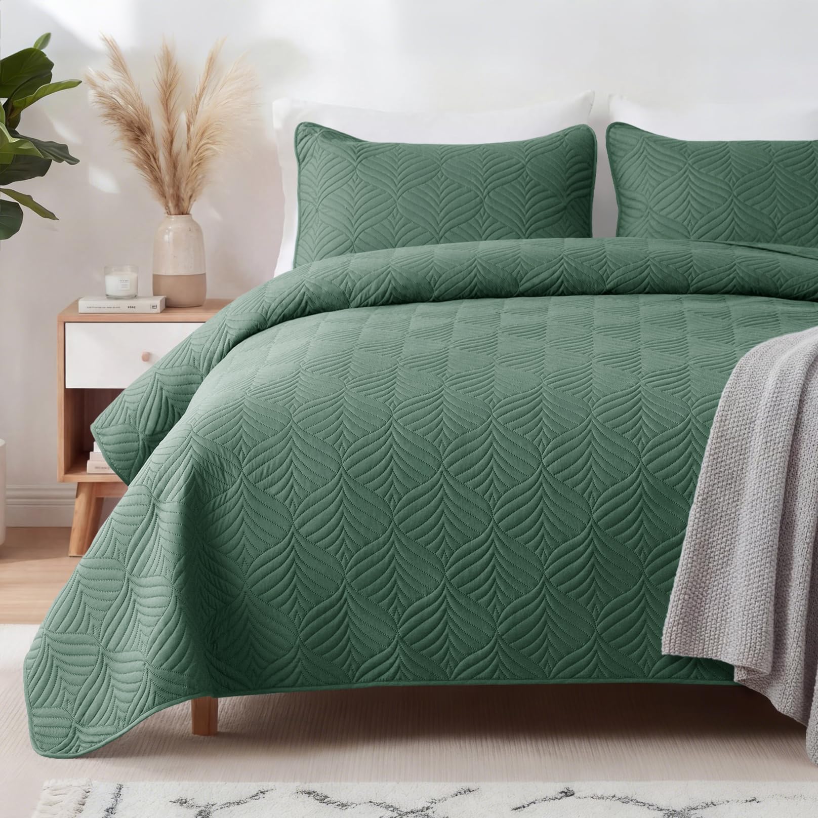 Whale Flotilla Extra Soft King Quilt Bedding Set, Lightweight Olive Green Bedspreads Quilt King Size with Modern Pattern, Reversible 3-Piece Coverlet with 2 Pillow Shames for All Seasons