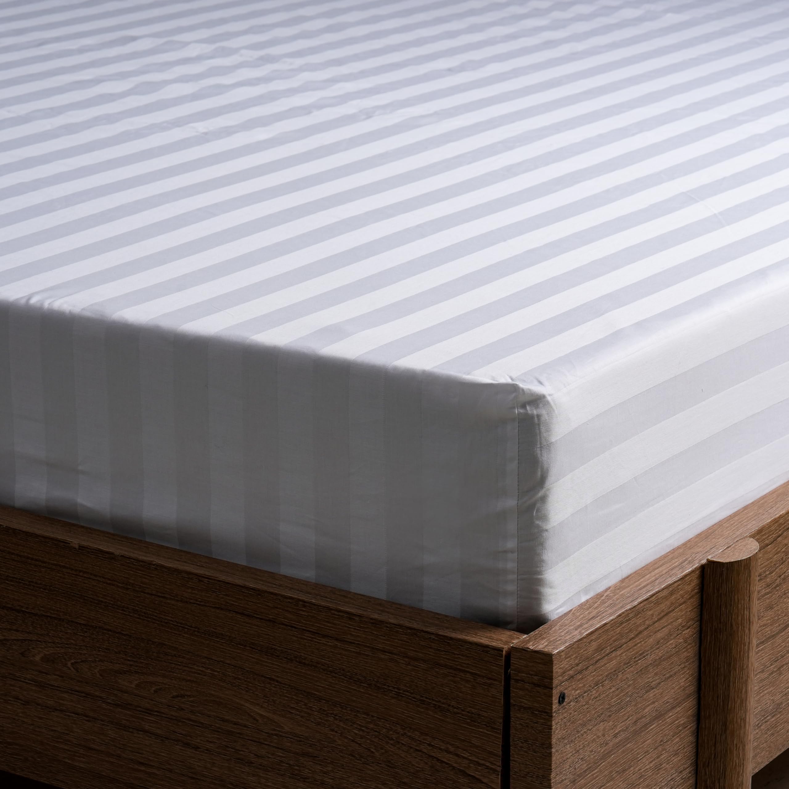 Vensan Fitted Bedding Sheet King Size:150 x 200 x 35 cm 100% Cotton 200 Thread Count White with 3 cm Sateen Stripes. With elastic all around. Deep Pocket. Lightweight Breathable Hypoallergenic