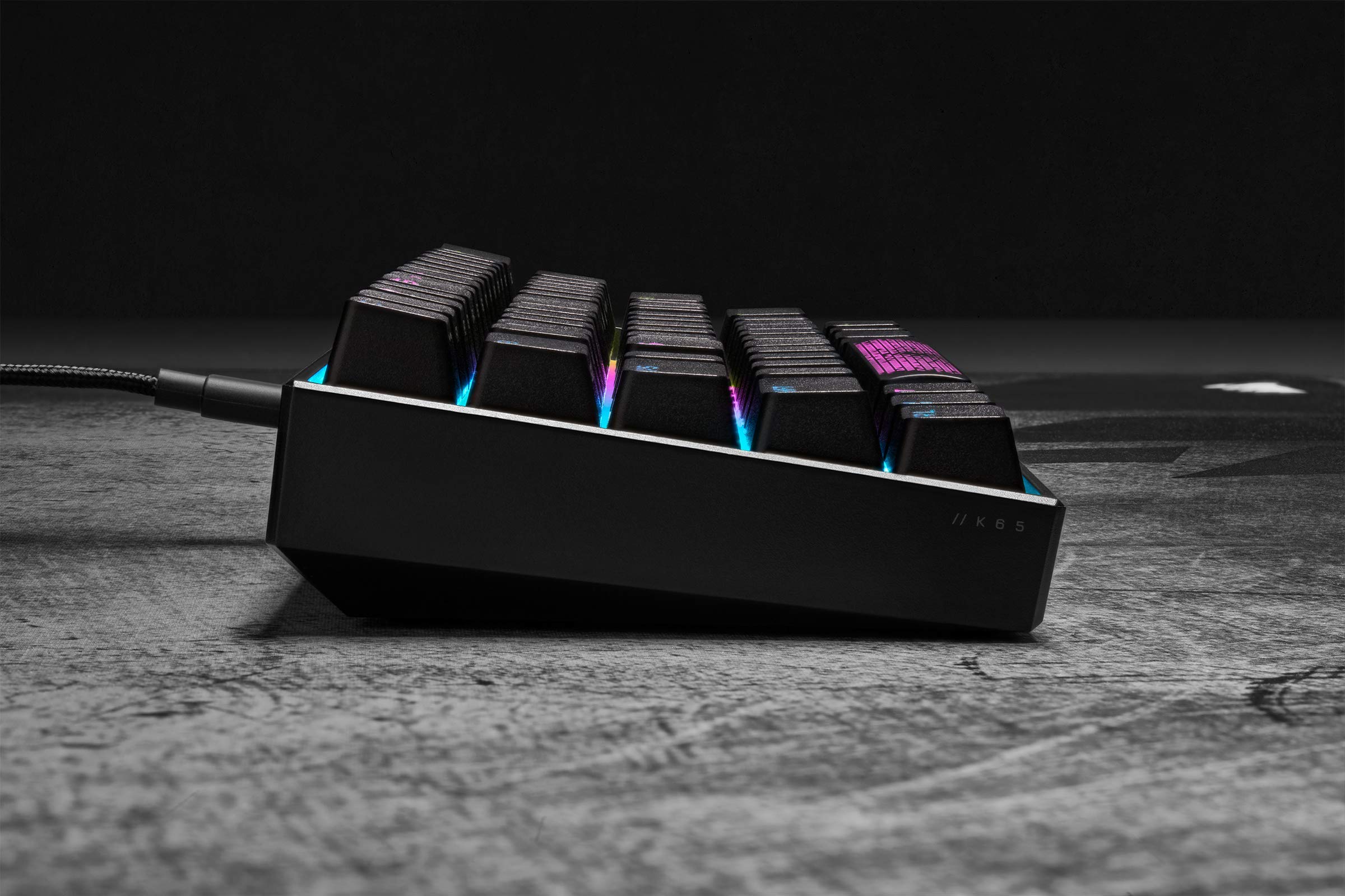 Corsair K65 RGB MINI 60% Mechanische Gaming-Tastatur (Anpassbare RGB-Beleuchtung einzelner Tasten, CHERRY MX SPEED-Tasten, PBT-Double-Shot-Tastenkappen, AXON-Technologie) QWERTZ, Schwarz 2