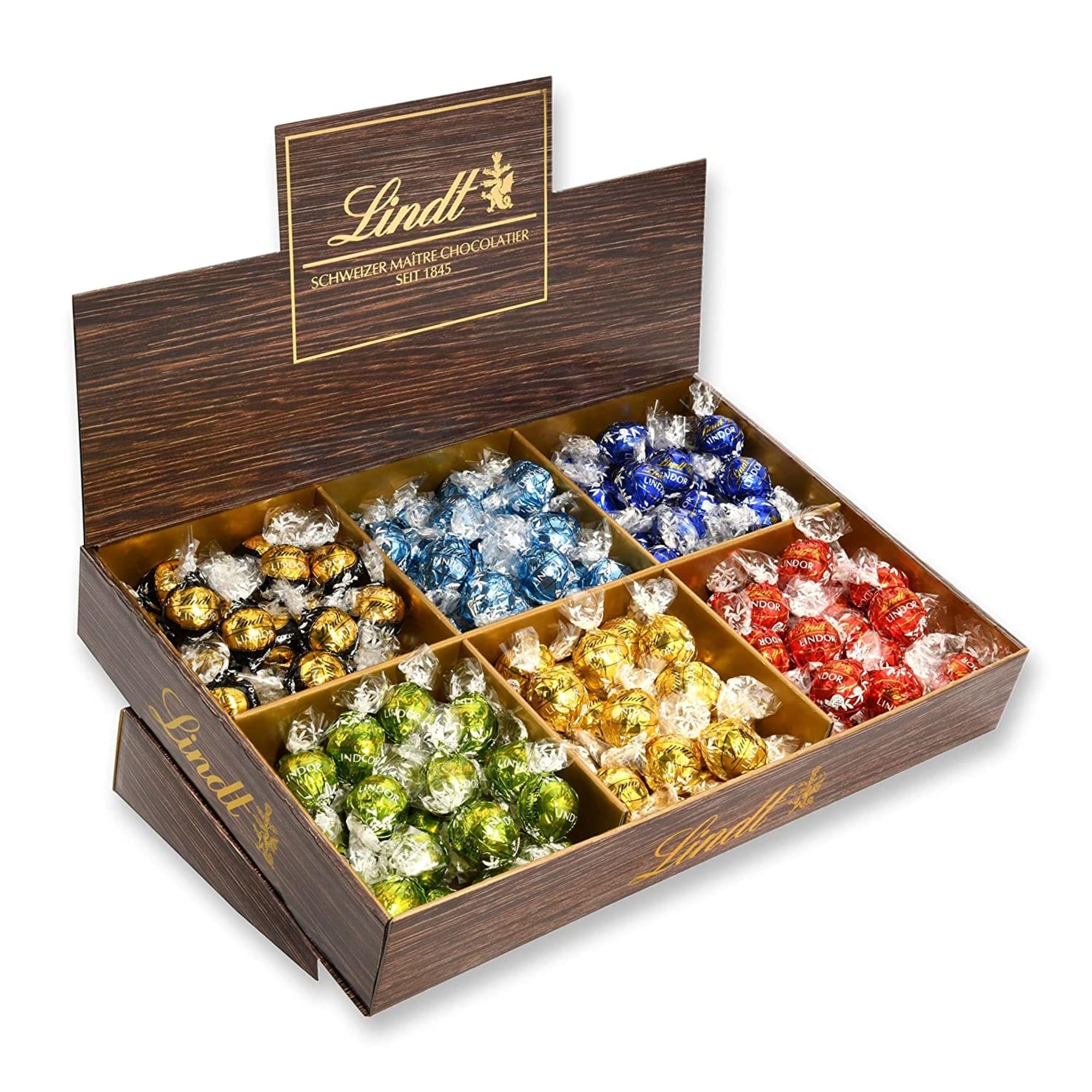 Lindt Schokolade LINDOR Thekendisplay | 1718 g | Ca. 138 Kugeln in den Sorten Milch, Dark 70%, Feinherb, Stracciatella, Weiß, Pistazie | Pralinengeschenk | Schokoladengeschenk | Großpackung