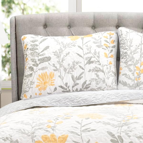 LUSH DECOR APRILE REVERSIBLE FLORAL QUILT QUEEN SIZE 3 PIECE SET FULL/QUEEN, YELLOW & GRAY – BEDDING SET – FLORAL QUILT – COTTAGE BEDROOM DÉCOR