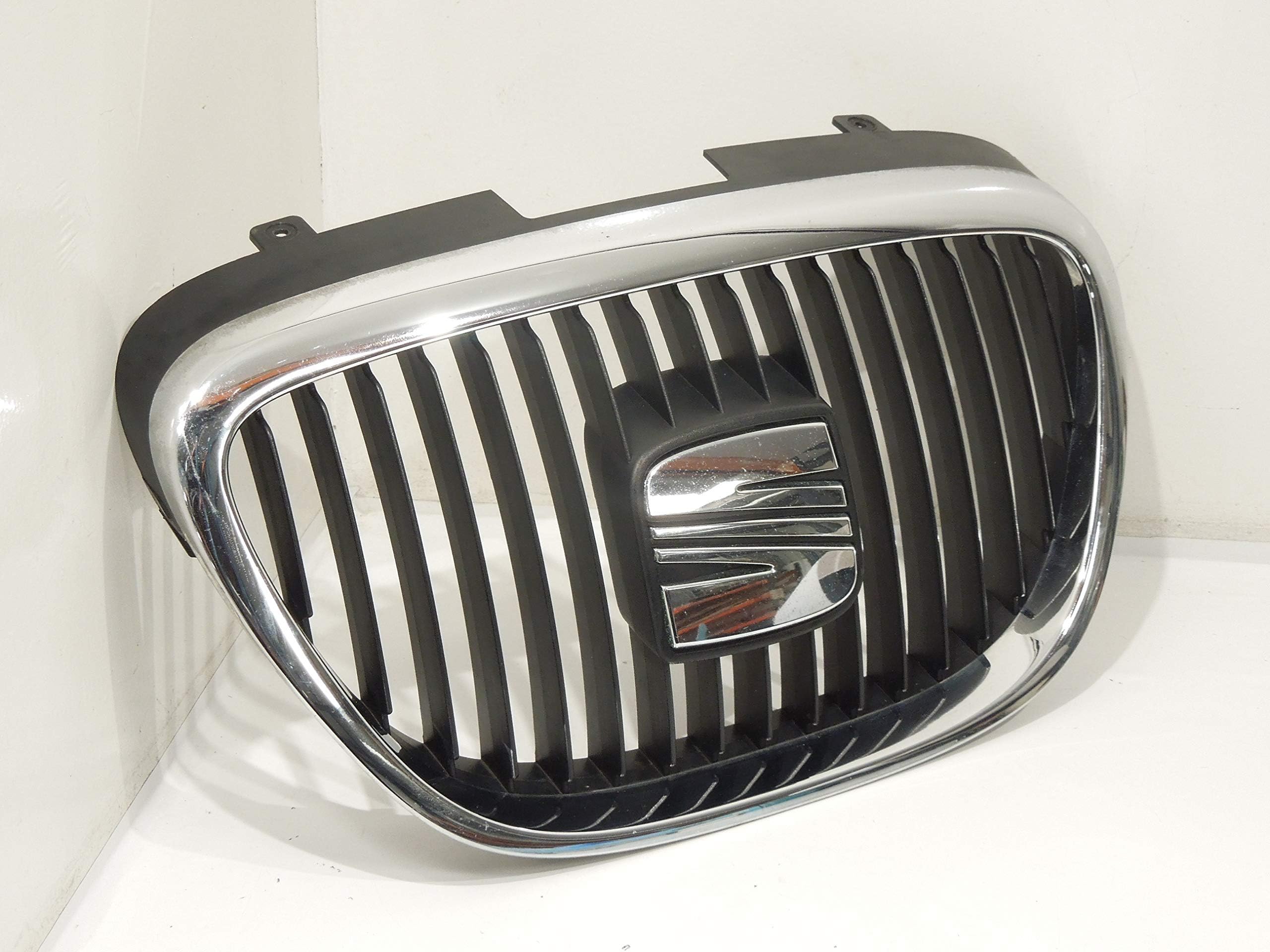 Seat Leon 1P Front Bumper Centre Grill