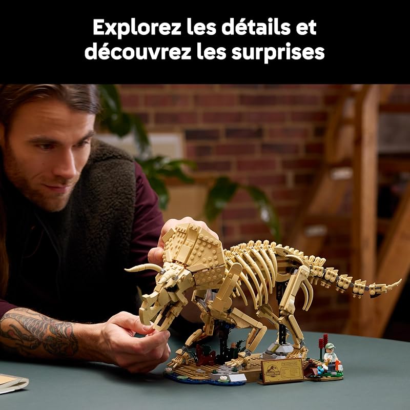 Jurassic World Les Fossiles de Dinosaure : Le Tricératops - Maquette pour Adulte - Minifigurine de Dr Gerry Harding - Décoration DIY pour Étagère - Cadeau pour Fan de Jurassic Park 77985