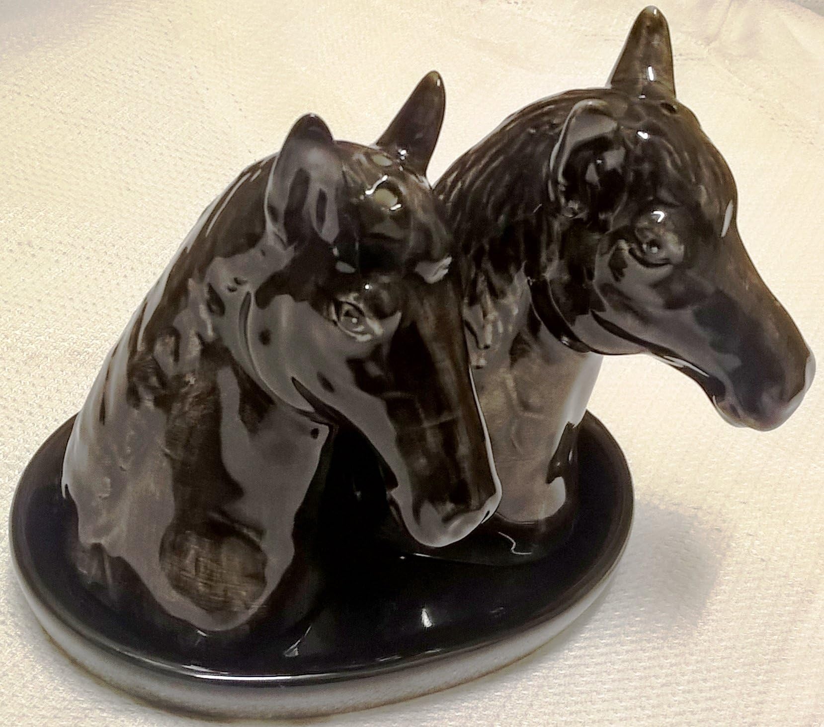 Animal horse salt and pepper pots shakers ceramic -horses-incl black dish