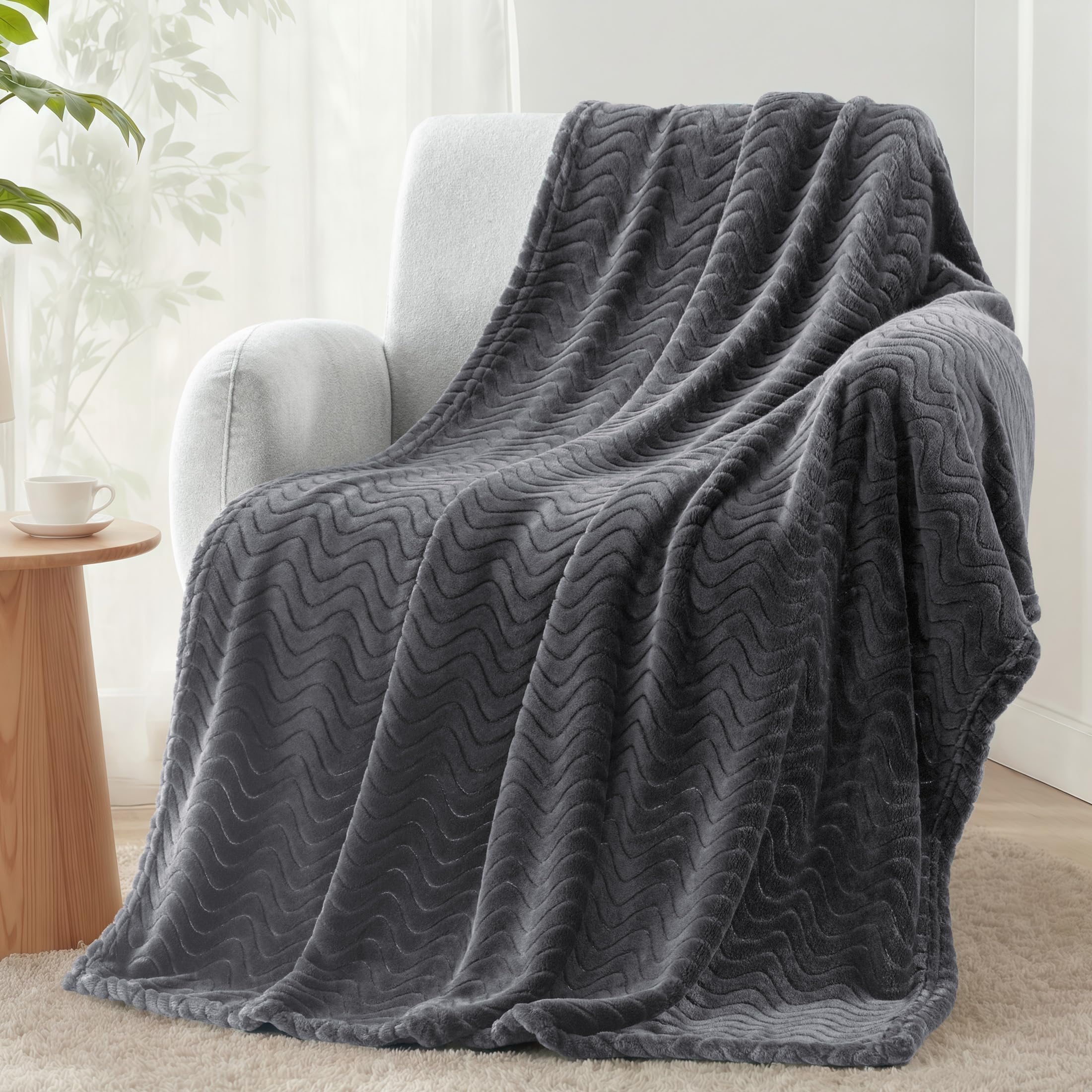 Exclusivo Mezcla Fleece Throw Blanket for Sofa, 127x178 CM Cozy Lightweight Blankets for All Season, Decorative Giftable Fuzzy Plush Wave Textured Throws for Women, Men, Dark Grey