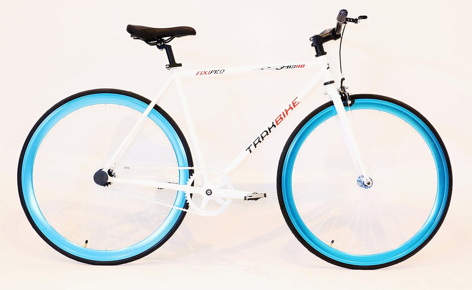 foto particolari con biciclette e strumenti musicali