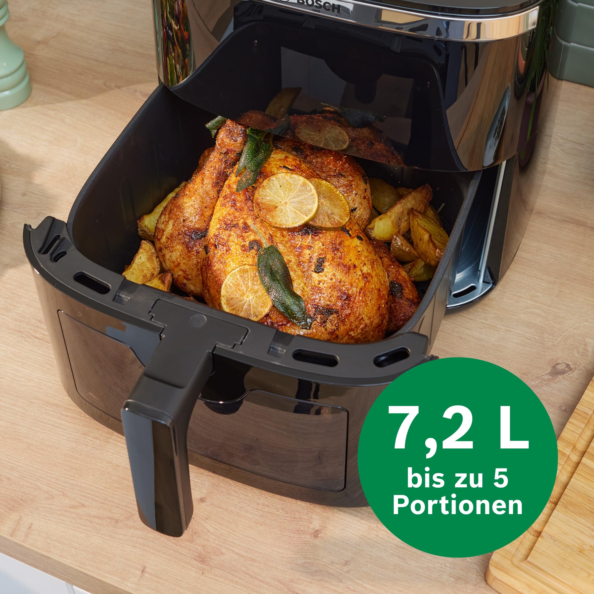 Bosch Heißluftfritteuse Serie 6, XXL 7,2 L Fassungsvermögen, 7 voreingestellte Programme, beleuchtetes Sichtfenster, bis zu 65% schnelleres Kochen, AirFryer in Schwarz, MAF671B0 4