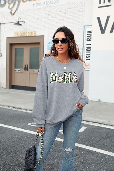 DUTUT WOMEN’S MAMA CHRISTMAS SWEATSHIRT – LONG SLEEVE TOP, MERRY CHRISTMAS TREE CAKE DESIGN, LIGHT GREY