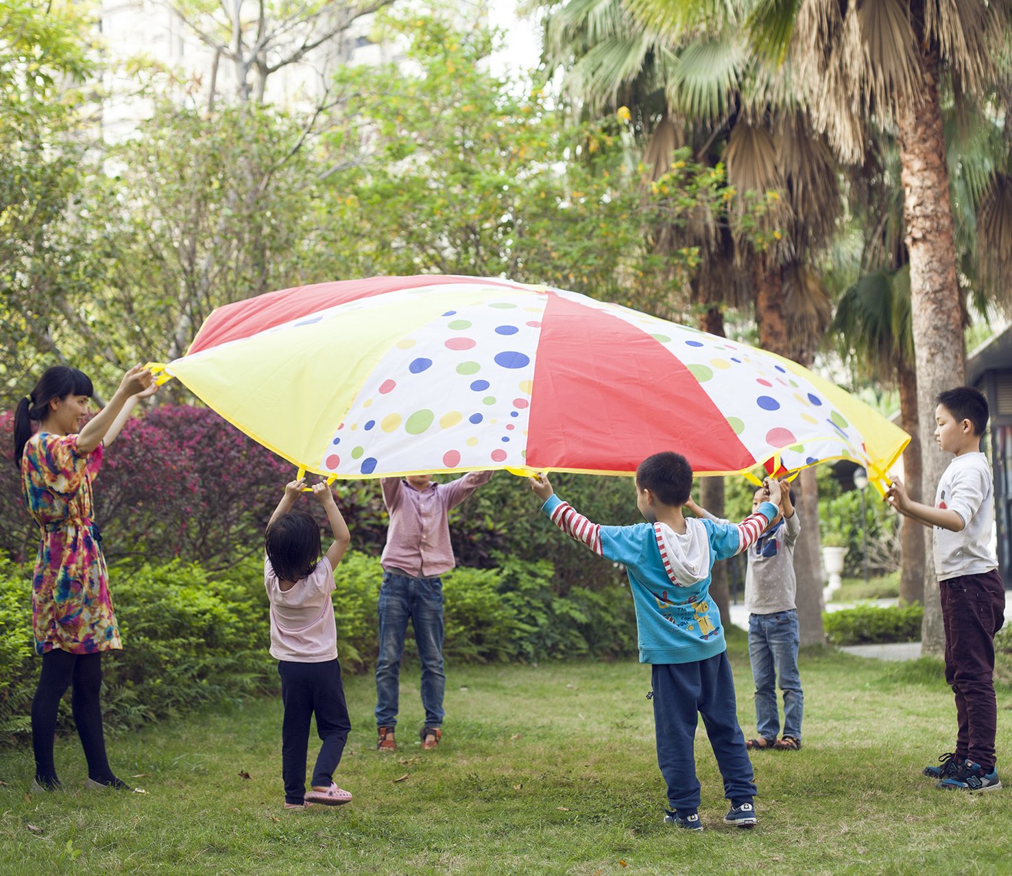 Kids Parachute Game, HUICHUNAG Sports Parachute Indoor&Outdoor 10\' Feet Polka Dot Parachute with 12 Handles(10 feet, Polka Dot)