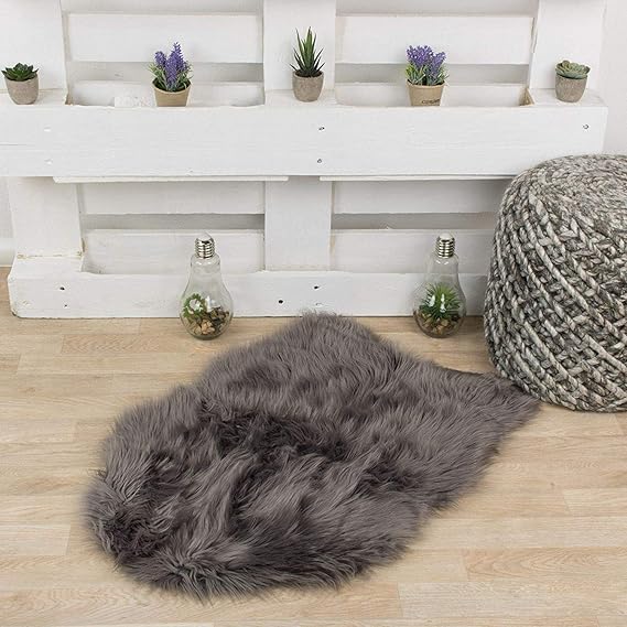 Taracarpet Kunstfell Teppich Mokka 055x080 cm Fellform Schaffell Imitat Wohnzimmer Schlafzimmer Kinderzimmer auch als Bett-Vo