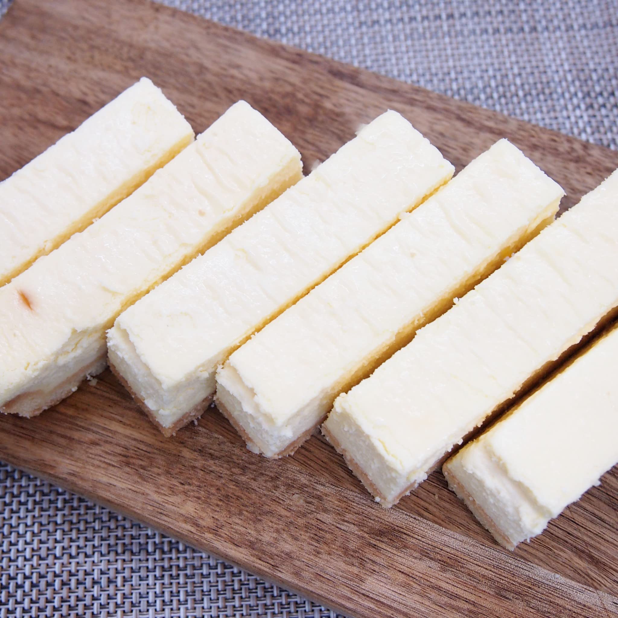 規格外 濃厚な本格『 レアチーズケーキ 』1㎏ (500g×2箱)/ 長さと見た目不揃い チーズケーキバー チーズケーキスティック 訳あり お菓子 洋菓子 デザート 業務用ケーキ 冷凍食品 冷凍ケーキ 業務用 冷凍ケーキ チーズケーキ の商品画像