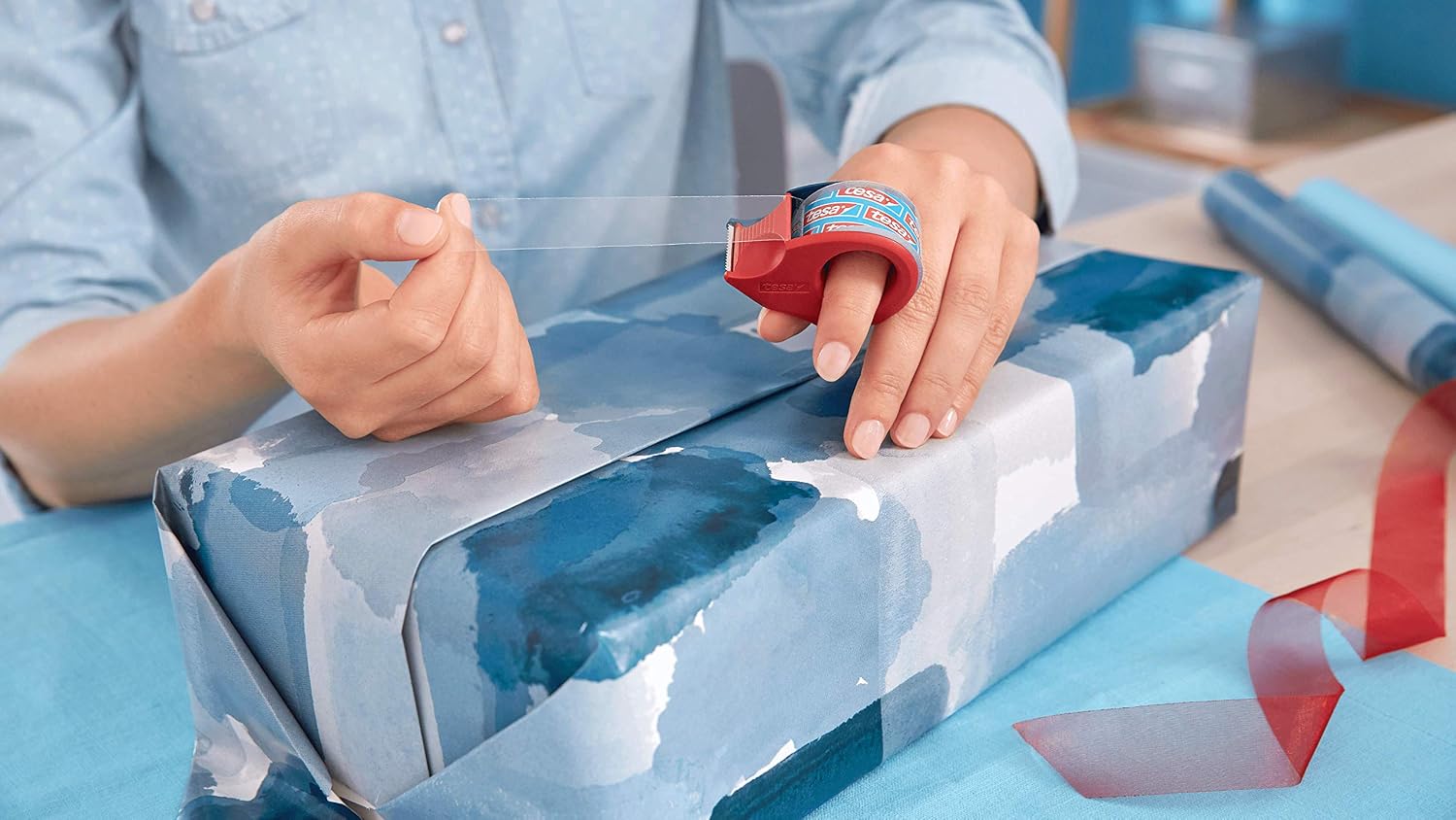 tesa UK 57858-00000-03 Mini Hand Dispenser Clear Semi-Automatic Tape Label Dispenser, Dark Blue/Red, 1 - Pack - Image 4