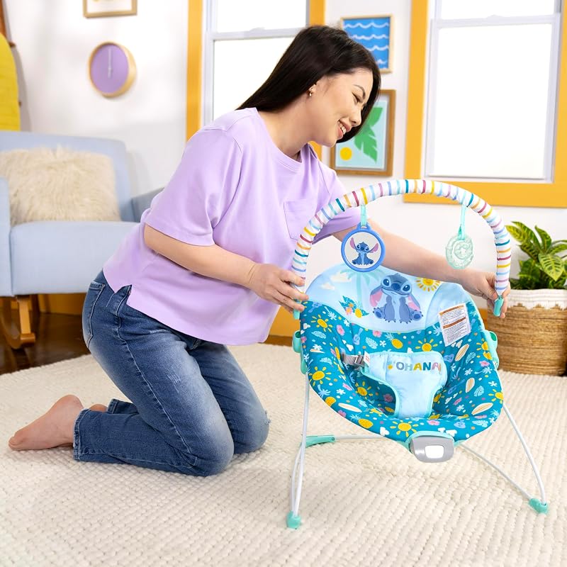 Rede Vibratória Disney Stitch Ohana Paradise Baby da Bright Starts, Barra de Brinquedos Destacável, 2 brinquedos incluídos, para 0-6 meses